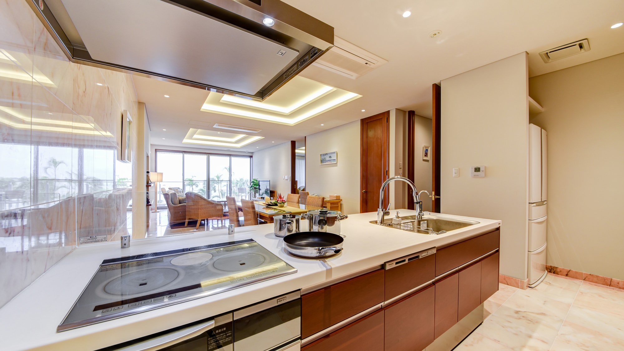 *Room/Kitchen