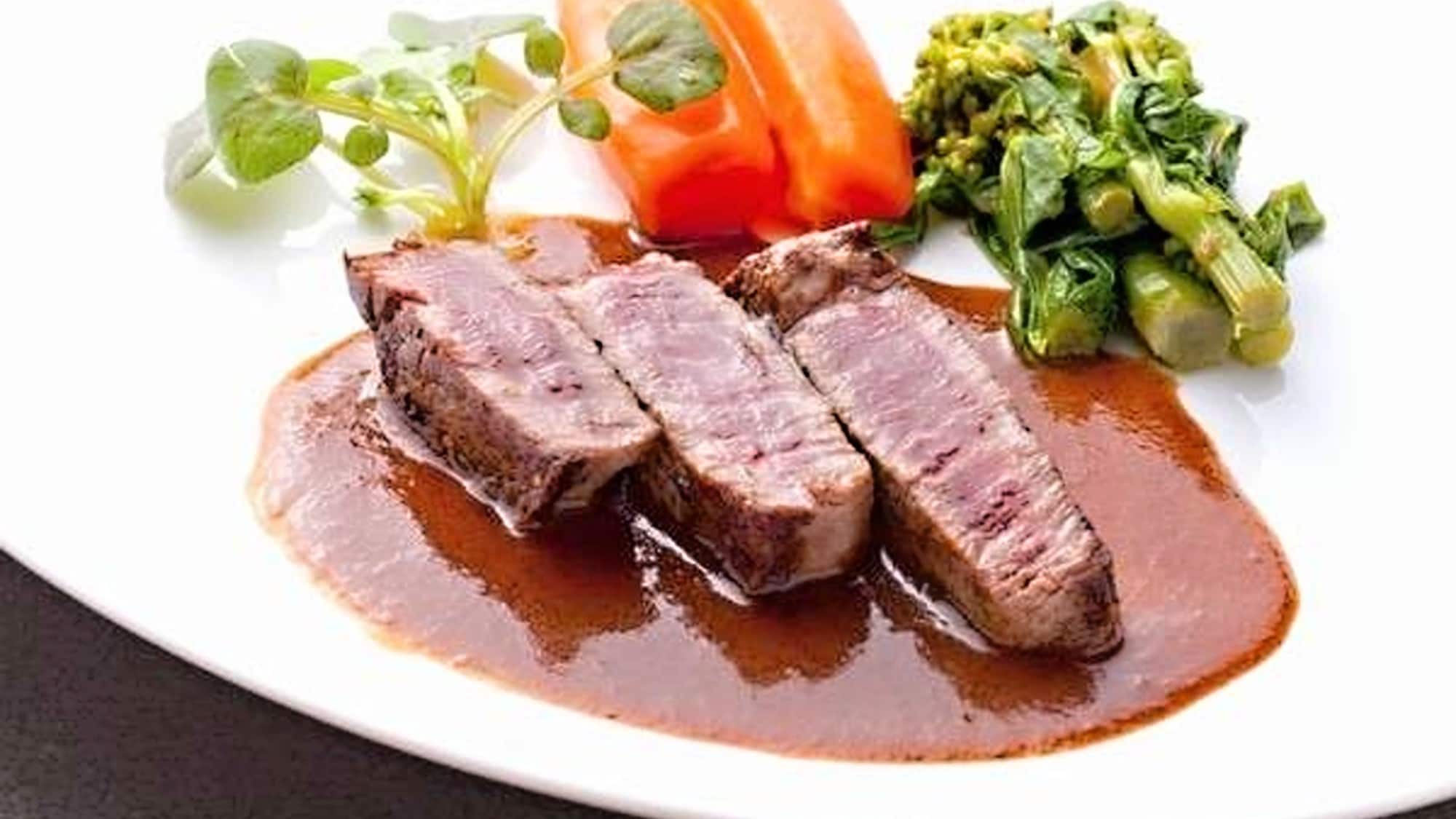 【一日三餐示例】罕见的岩泉短角牛排脂肪含量低，肉质鲜嫩。