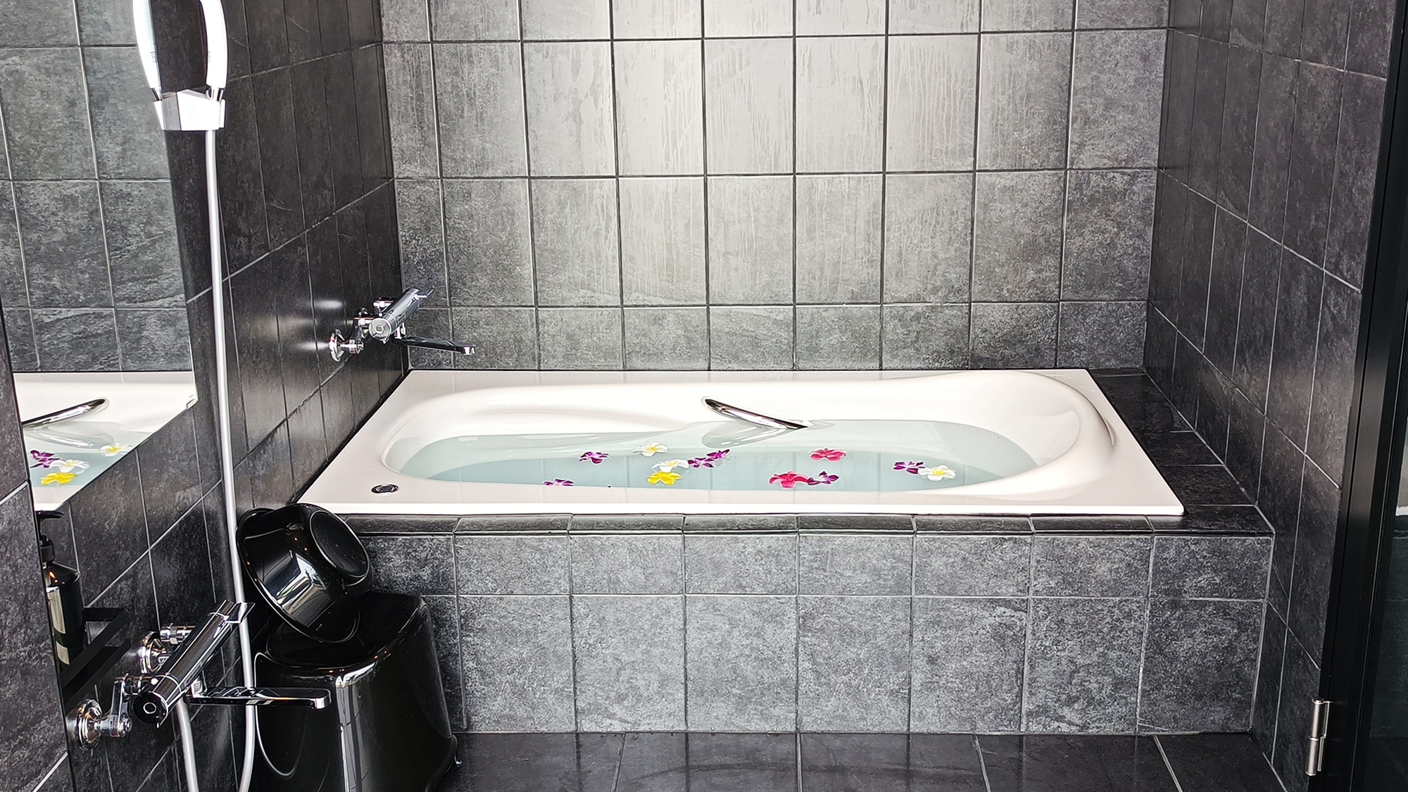 [Deluxe] A stylishly designed bathroom that will give you an extraordinary feeling.