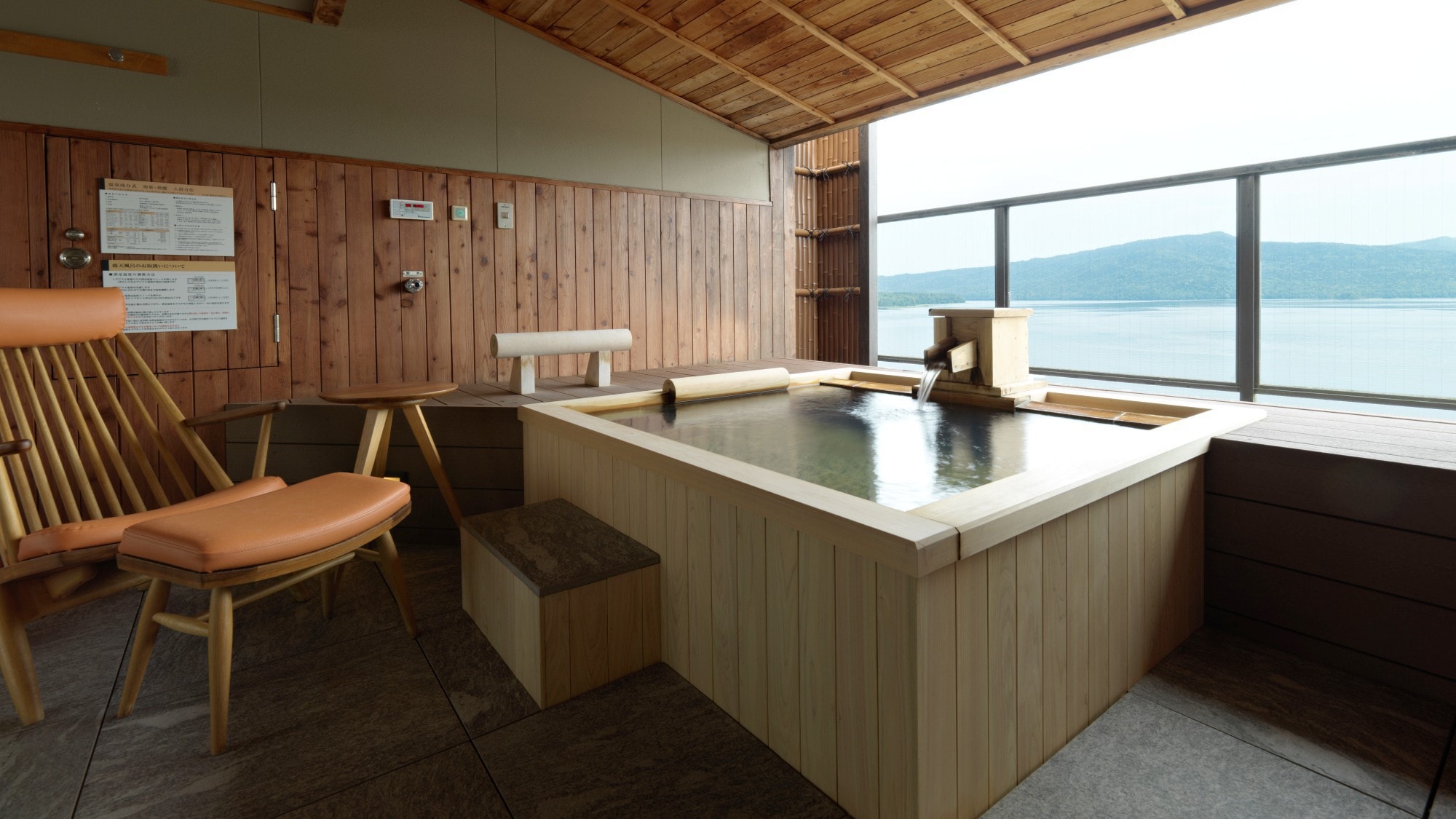 [帶露天浴池，湖邊] Koza Suite（客房示例）/帶有柏樹香味的露天浴池。您可以一邊看湖一邊放鬆。