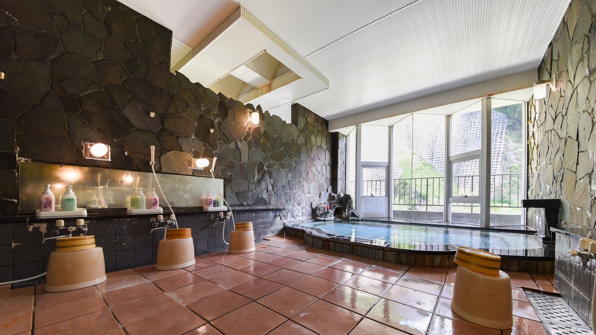 * [Men's large bath] Plenty of hot spring water! Please come and relax.