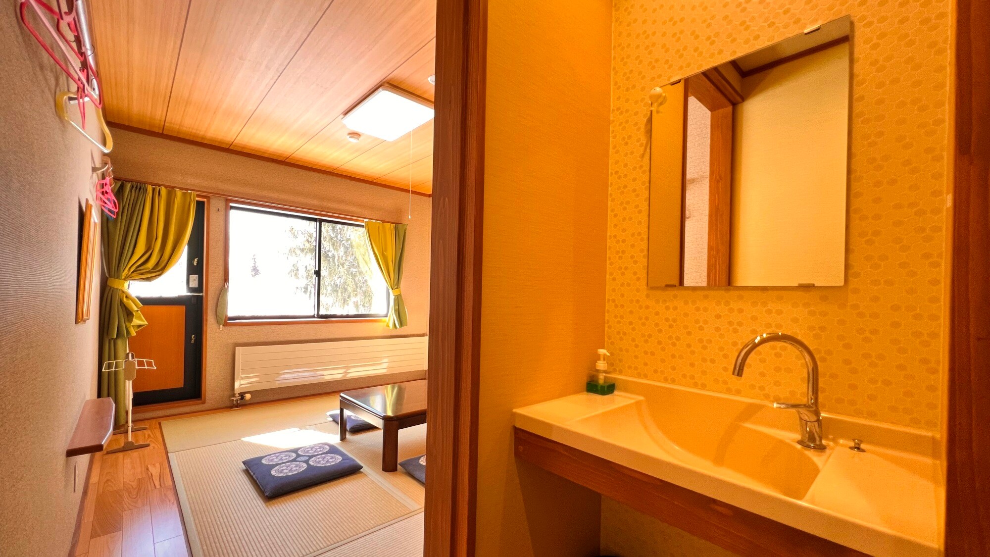 Japanese-style room (8 tatami mats)