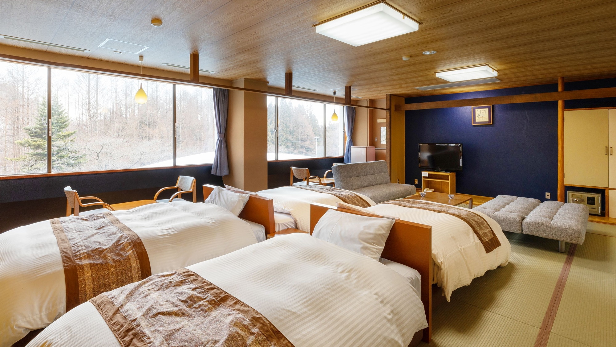 [The Main / Japanese-style Force Room] This is a spacious 20 tatami room with 4 beds.