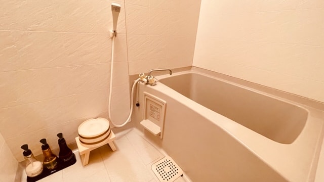 [Superior Japanese-style room, 10 tatami mats] A room with a unit bath and shower.