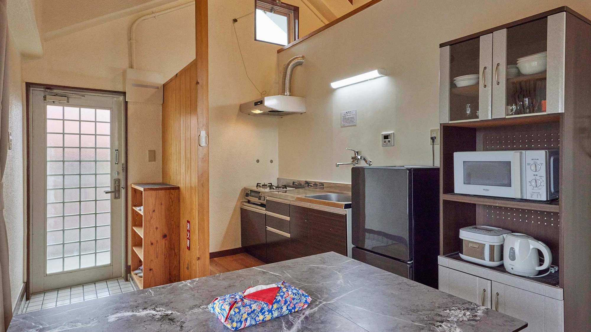 [Minamikaze 2nd floor kitchen] A kitchen with a two-burner stove and grill. You can also cook dishes using Okinawan seafood.