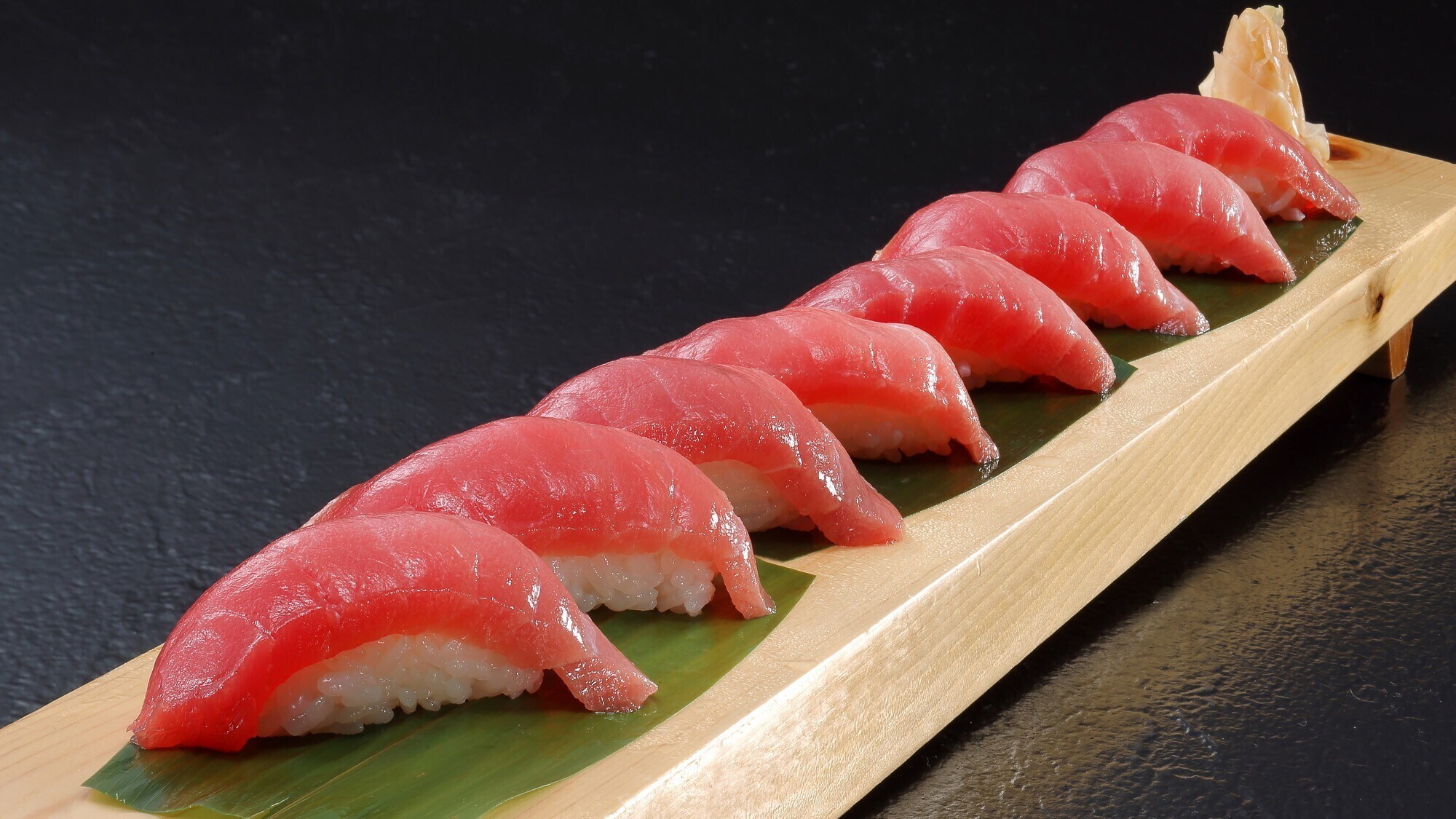 Sushi nigiri berlemak sedang *Gambar