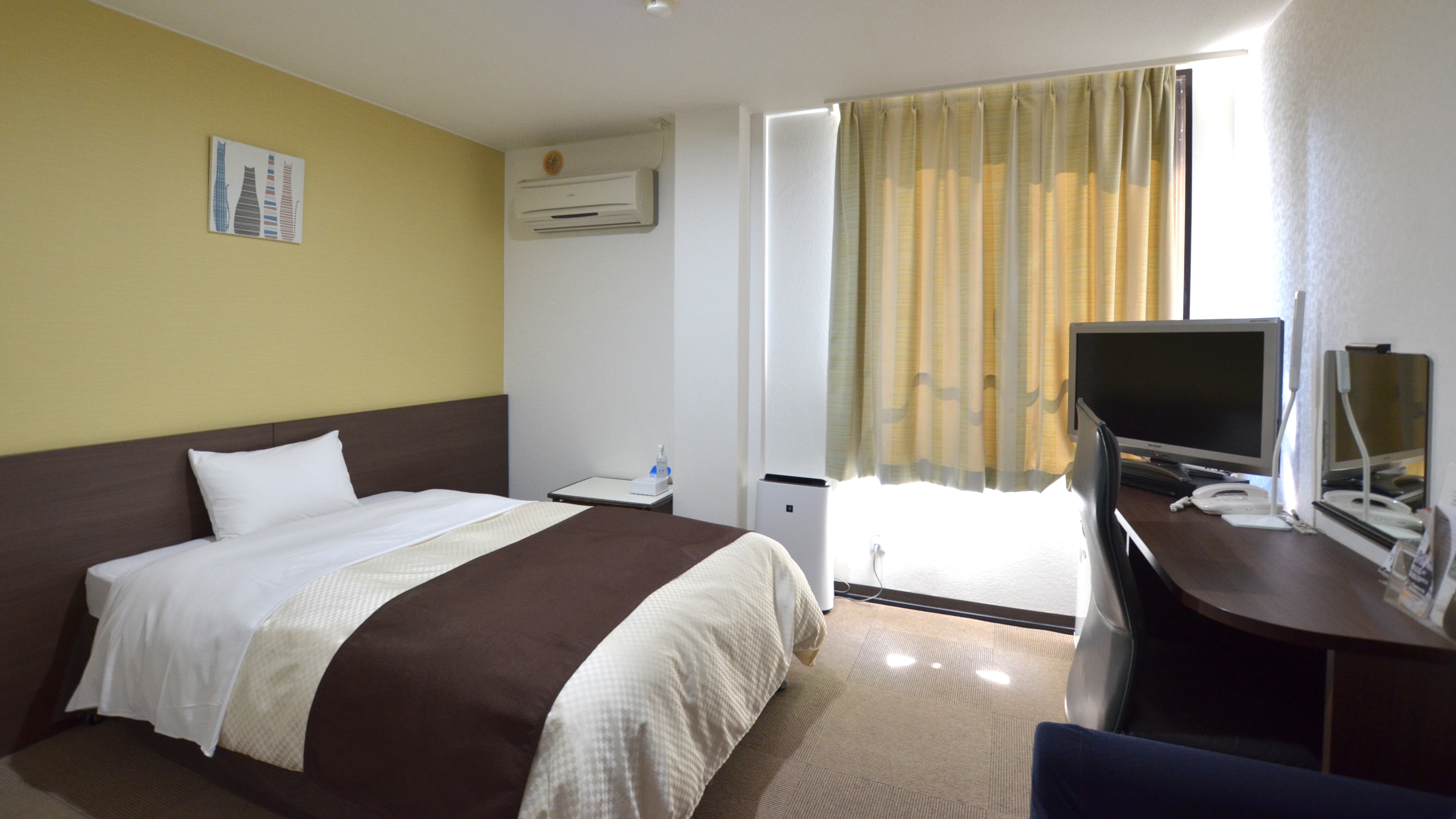 Wide room using Serta pocket coil bed!