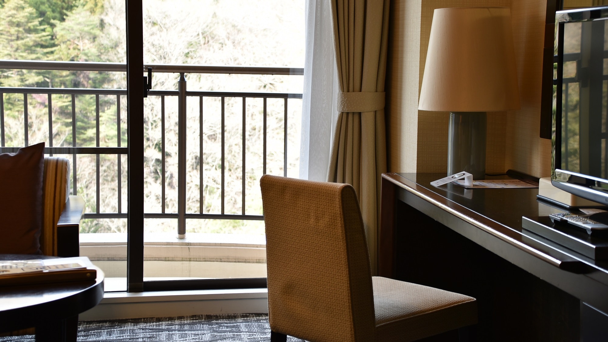 ☆ Deluxe Twin (38.88 m2 / Capacity: 4 people) | Enjoy reading or chatting on the sofa by the window.