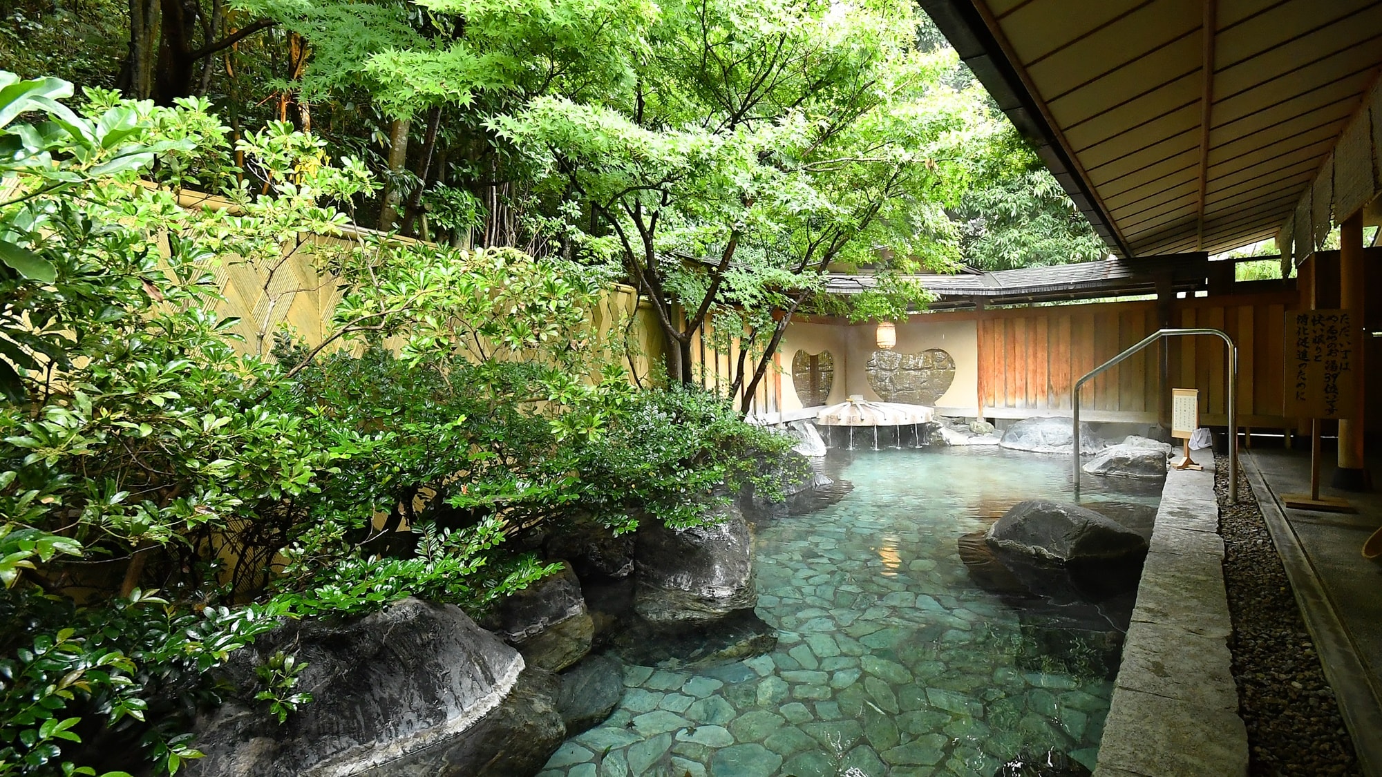 The open-air bath "Hoshi no Yu" is a spacious, open-air rock bath. As its name suggests, on a clear day you can enjoy the bath beneath the stars.