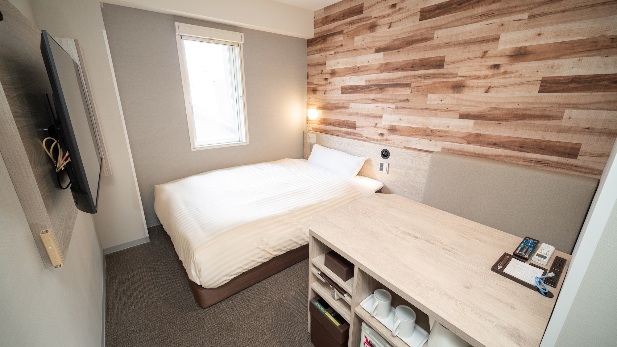 Bàn làm việc rộng rãi giúp công việc dễ dàng hơn