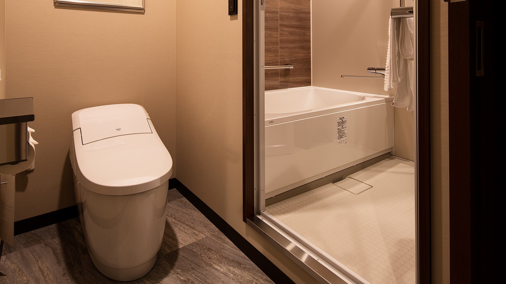 Kamar mandi ganda lebar standar
