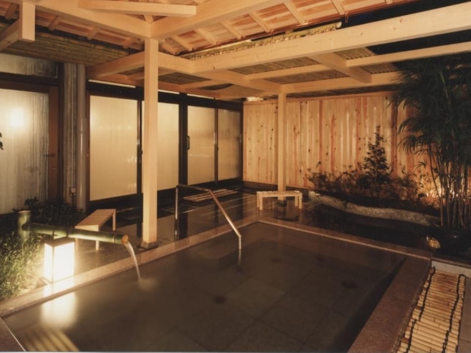 Large communal bath Garden open-air bath Stone bath