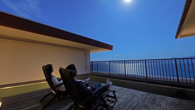 View the starry sky from the Moon Terrace