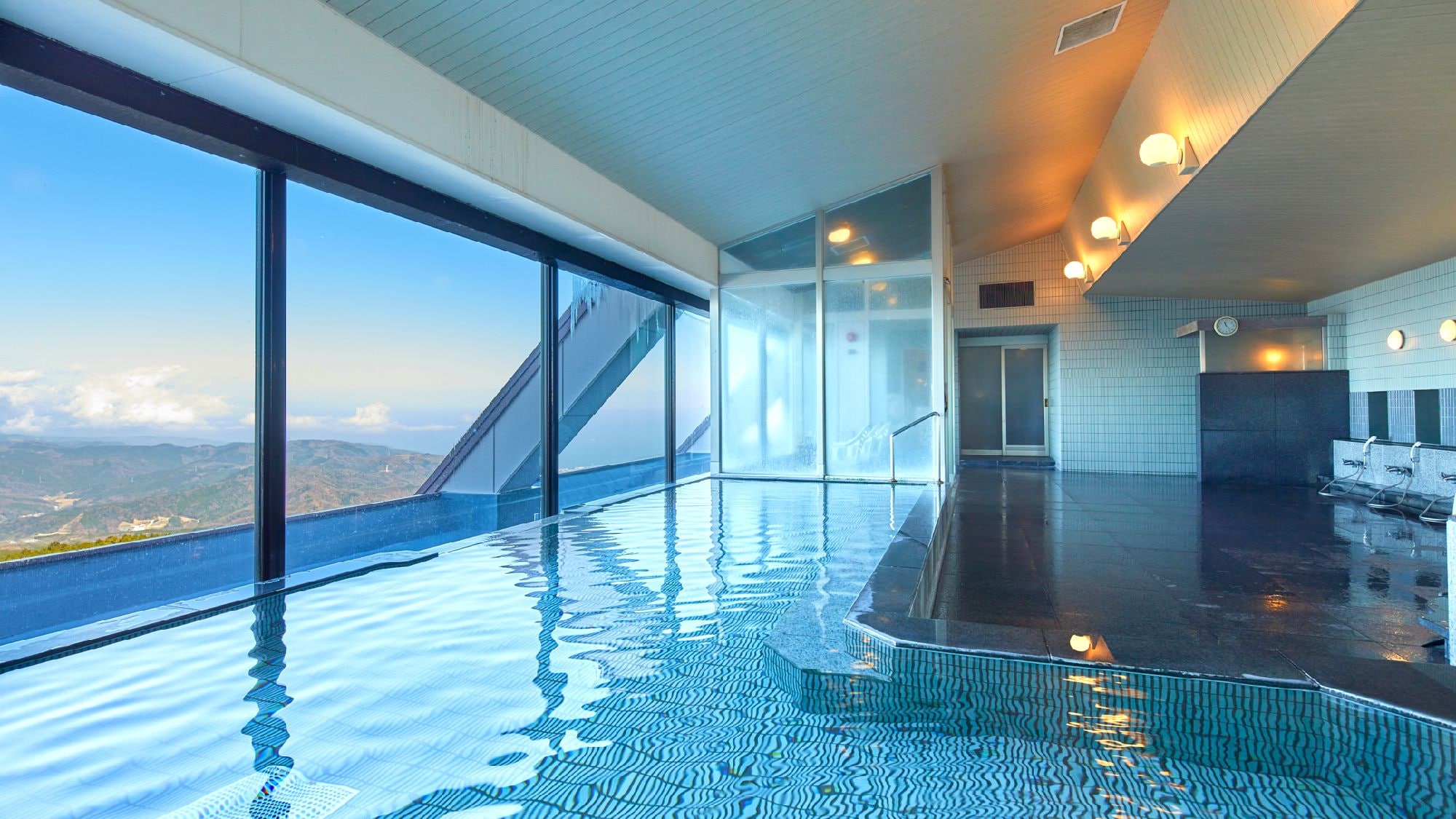 ☆ [Large public bath] You can see Mt. Fuji from the large public bath on the upper floor. Enjoy the spectacular view while looking out at the night view.