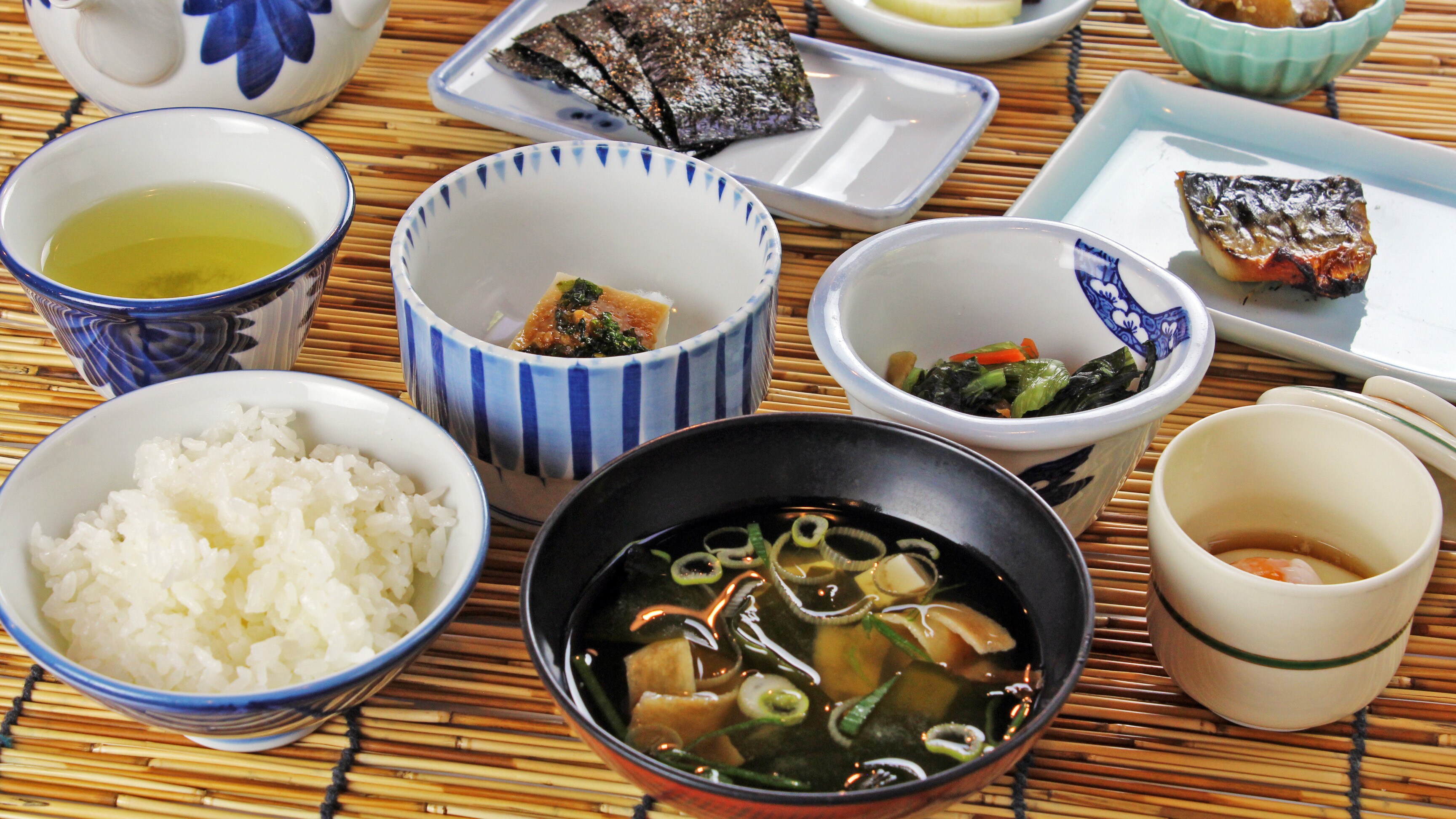 Please enjoy a leisurely Japanese breakfast made with Koshihikari rice from Hamo, Sado.