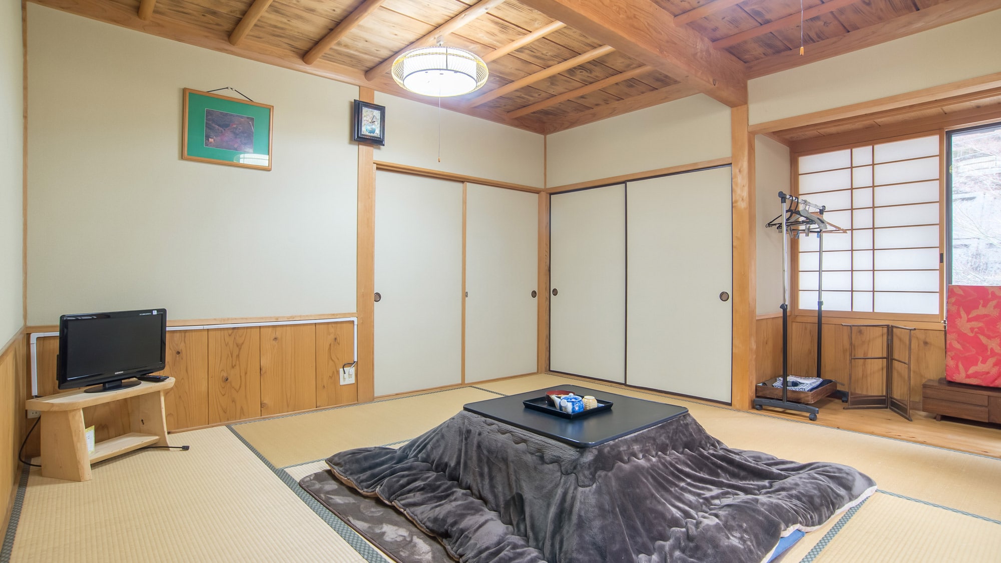 *[Main building Japanese-style room (8 tatami mats)] Enjoy a relaxing time in a purely Japanese-style room.