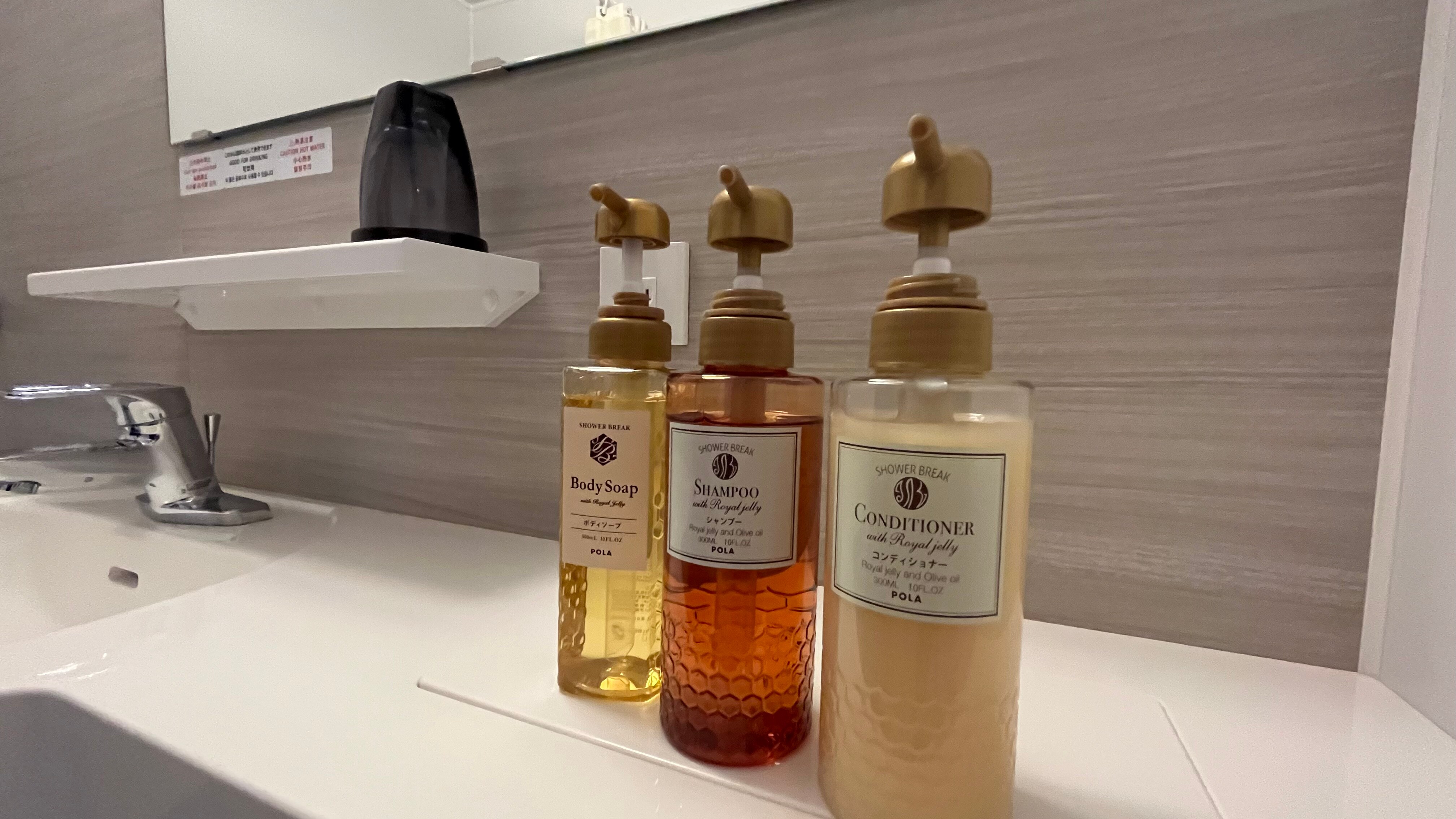 เรามีแชมพูโพลายอดนิยมและผลิตภัณฑ์อื่นๆ ไว้บริการที่โรงแรม