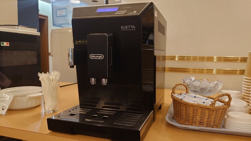 เลานจ์มีเครื่องชงกาแฟ DeLonghi