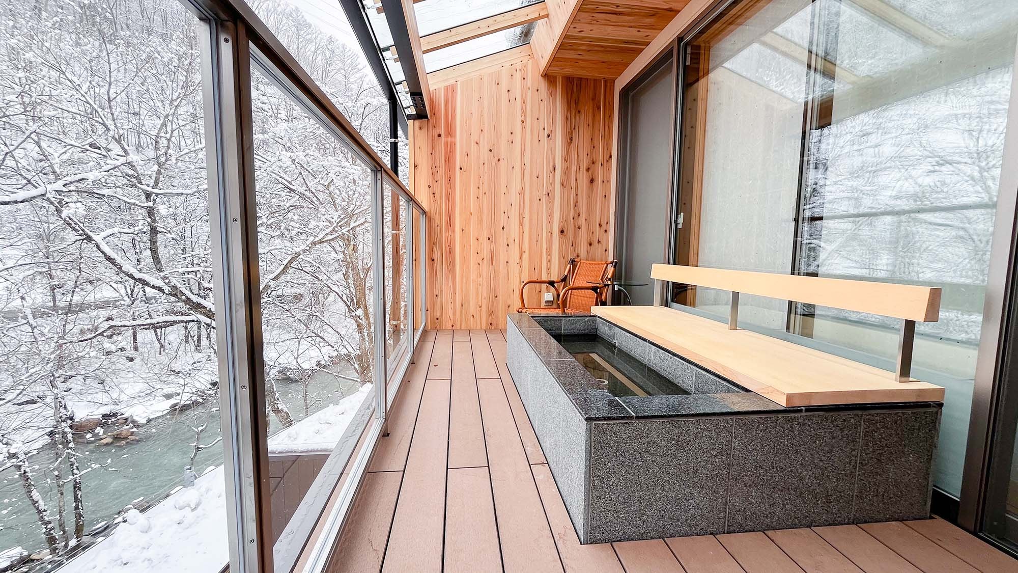 ・[Special room on the 2nd floor] Why not warm up in the footbath while being soothed by the murmuring of the Azusa River?
