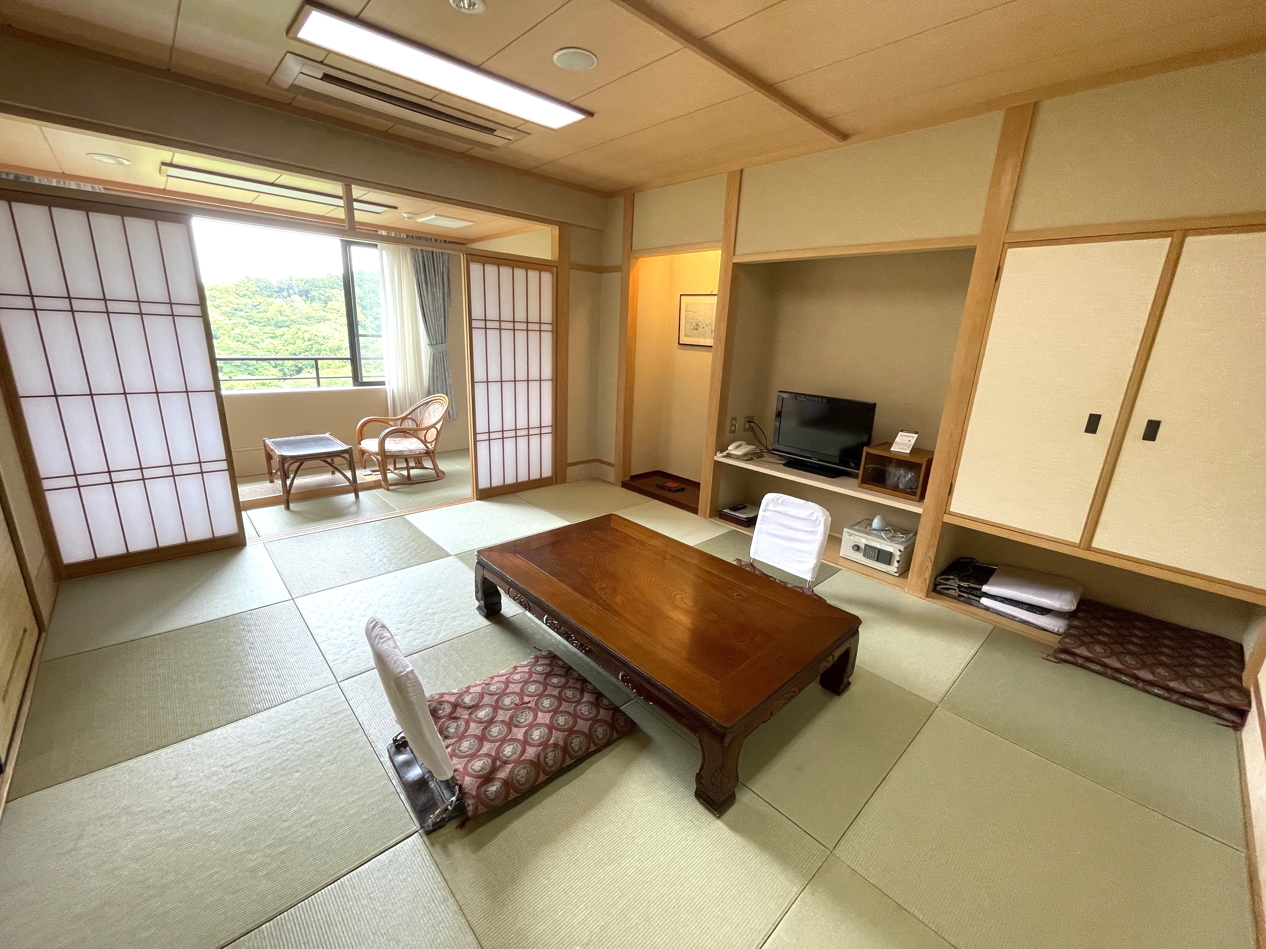West Wing Japanese-style room (photo shows guest room on the 4th floor)