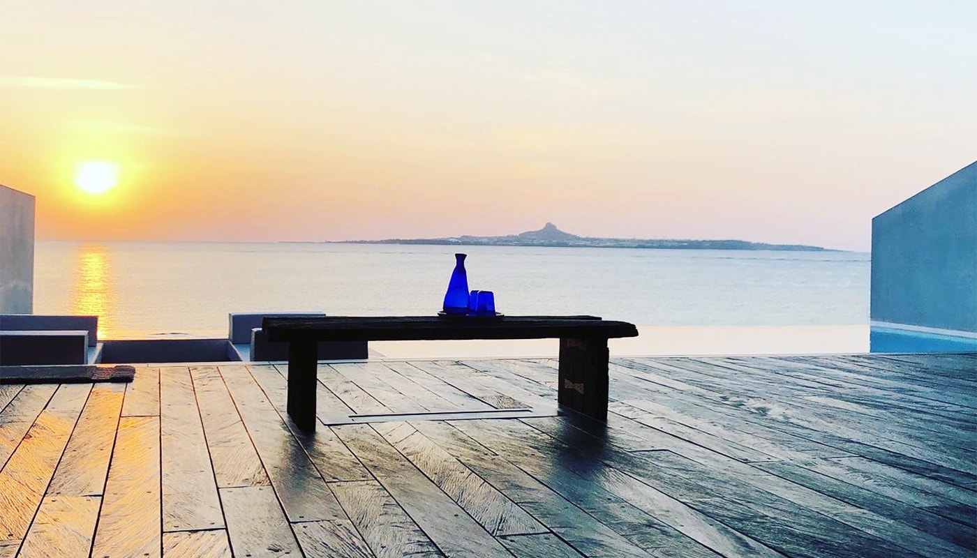 Enjoy the sunset, stars and darkness, and the picturesque scenery as it changes while you soothe your travel fatigue.
