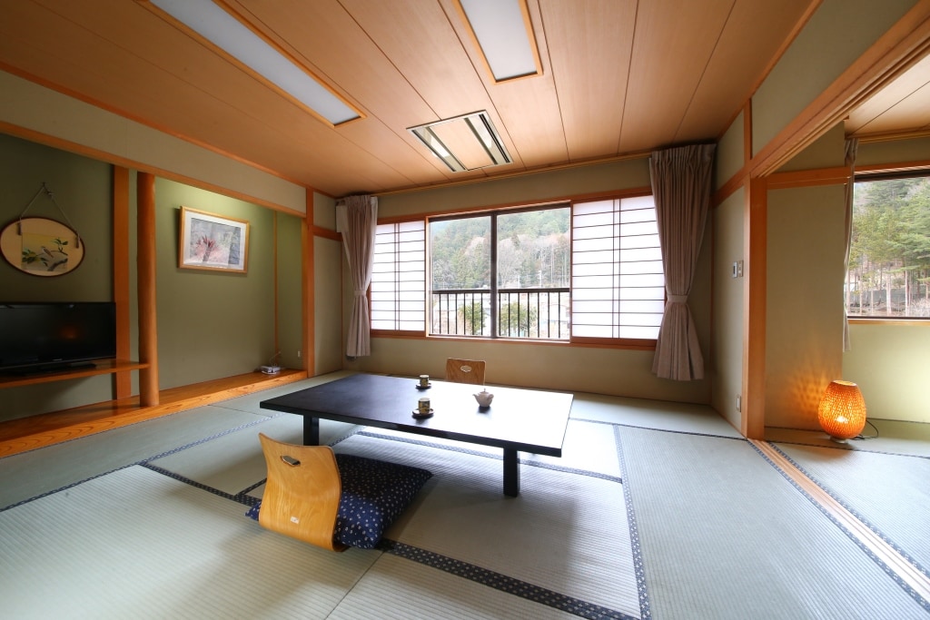 ตึกทิศตะวันตก ห้องสไตล์ญี่ปุ่น 12.5 + 4.5 ฝั่ง Tatamiyama [วิว : Urayama]