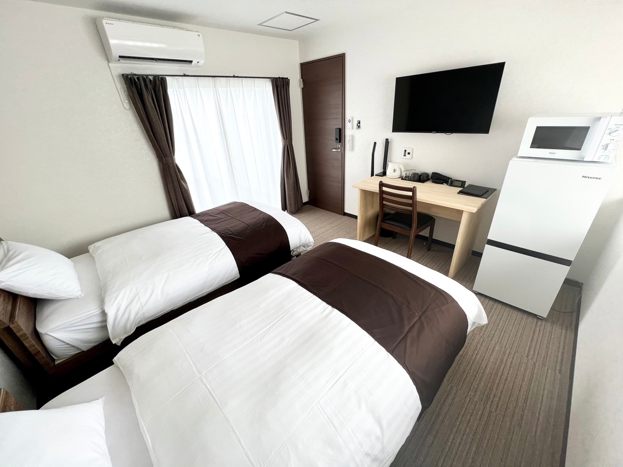 Room 2 (Twin room with balcony)
