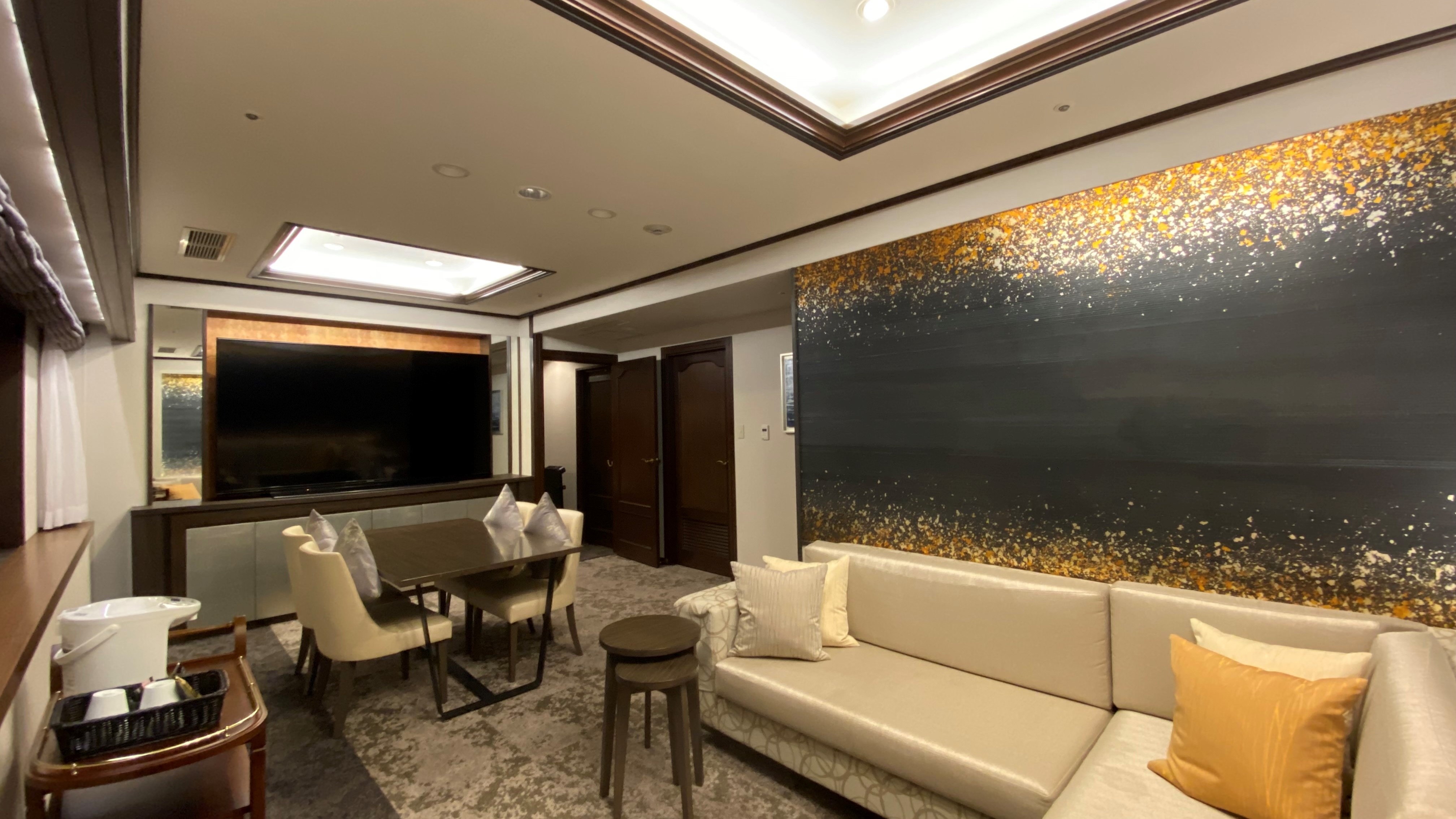Executive Suite Dining Room①