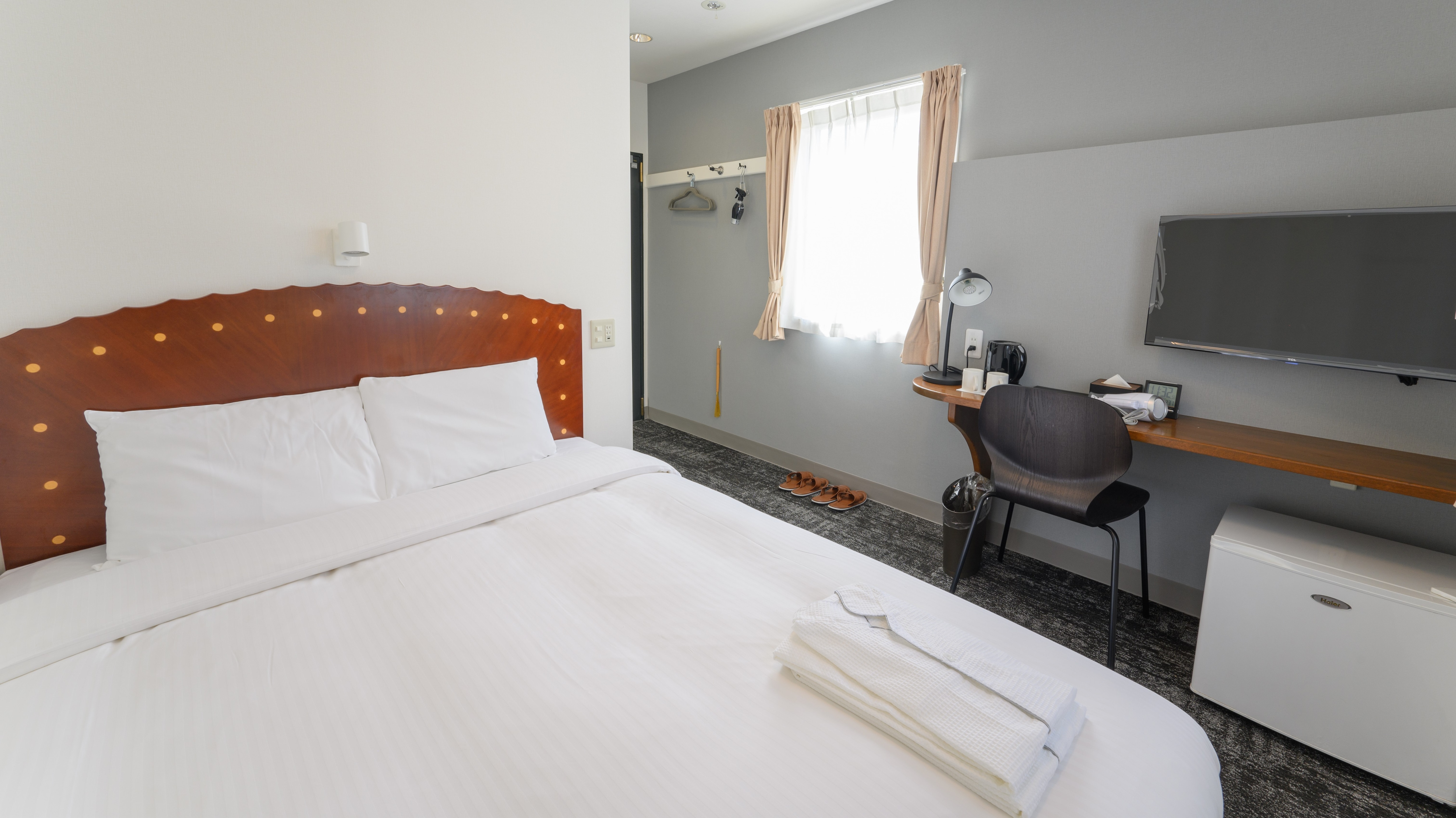 Double/A room with one 145cm wide bed. Perfect for couples traveling together or for business trips. (Example of a guest room)