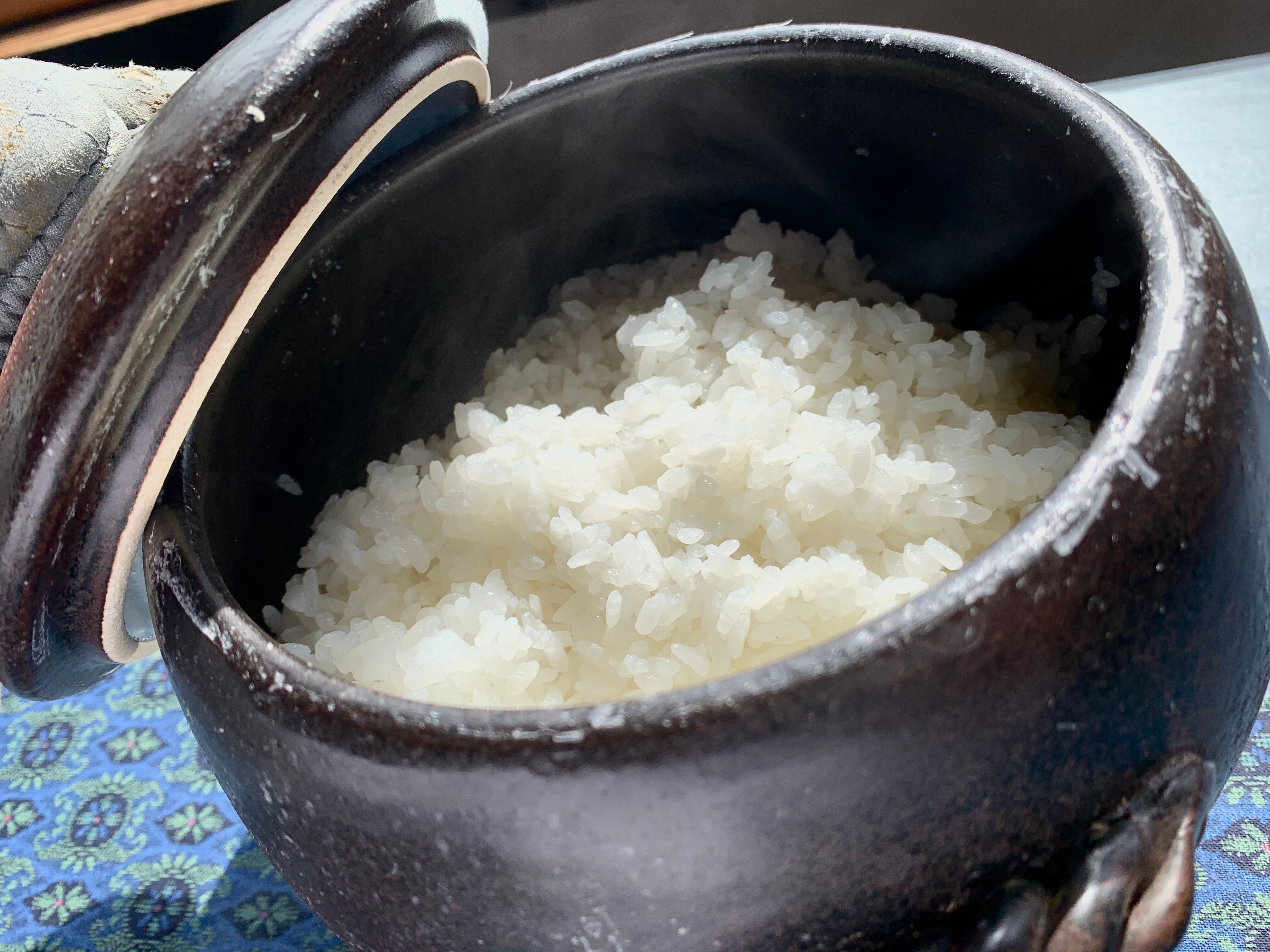Cơm Koshihikari nấu bằng nồi đất