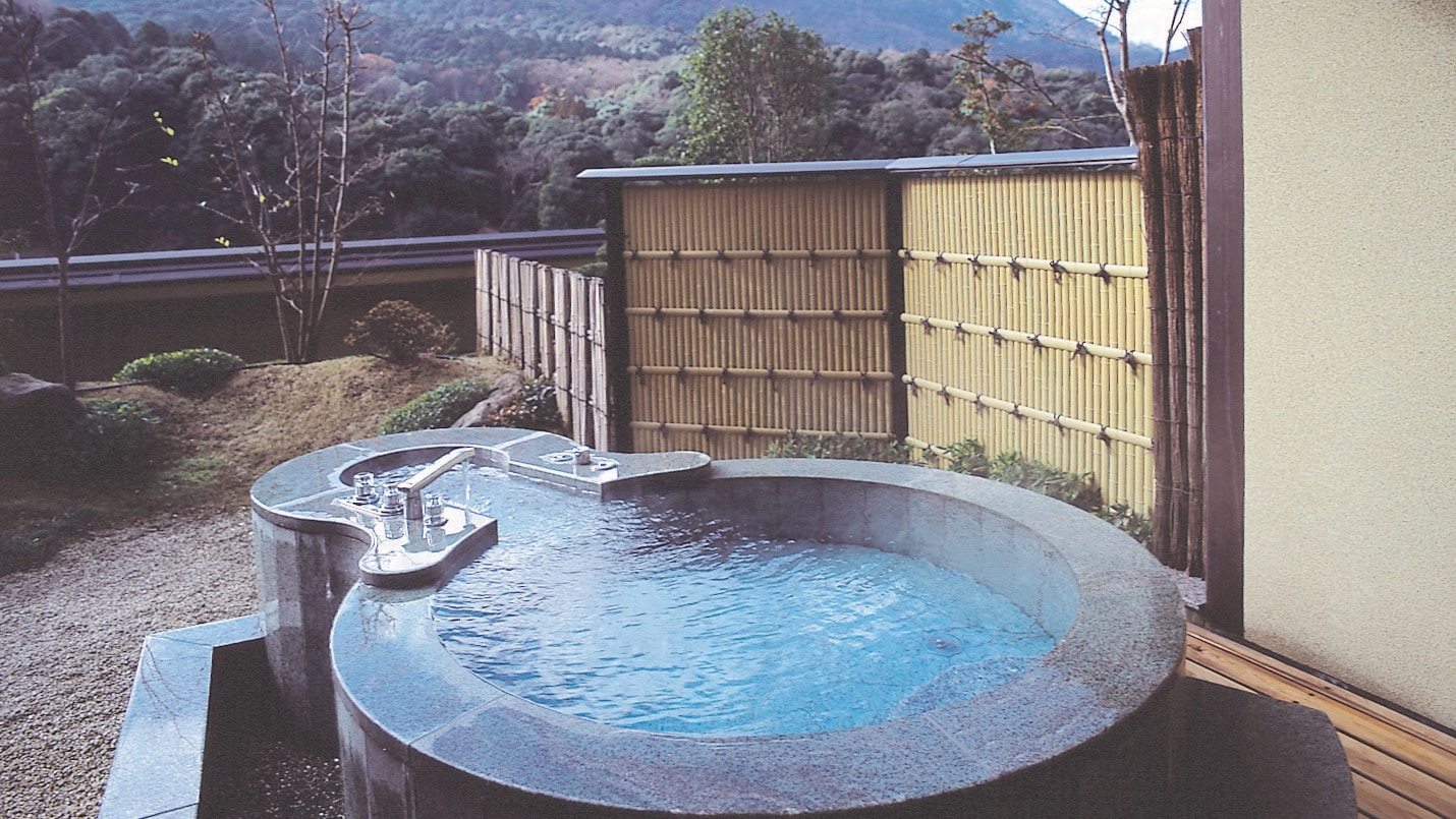 Guest room with open-air bath at Hitenkan Gourd shape (example)