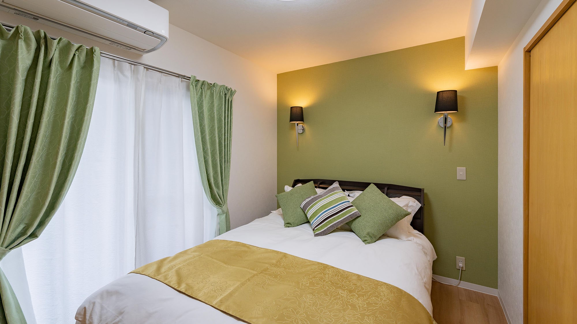 [Guest room] Double bed (example of guest room with dining table)