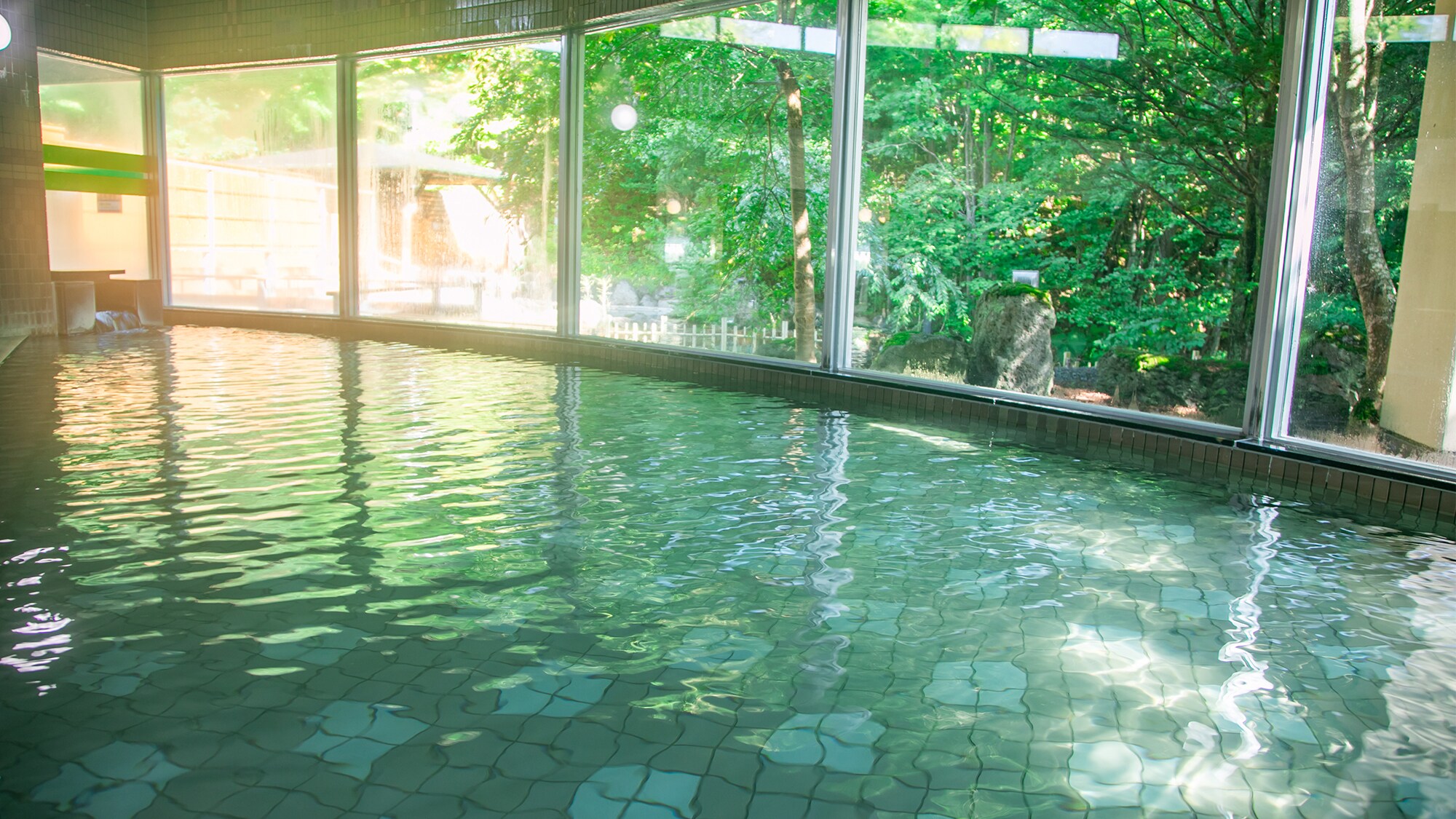 [Large hot spring bath/indoor bath] You can enjoy the natural scenery from the comfort of your own home, regardless of the season.
