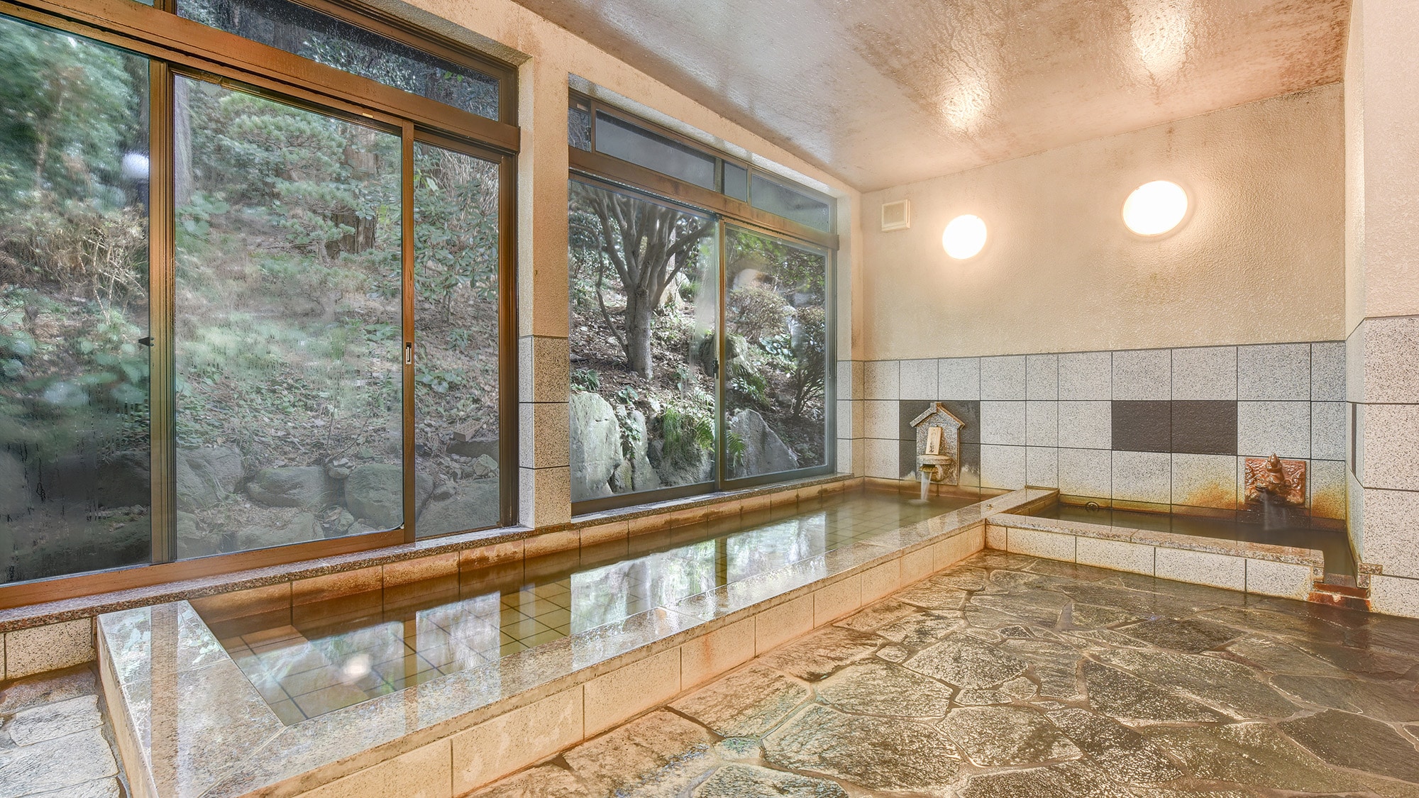 * [Large public bath (men's bath)] Colorless, transparent, and smooth to the touch ♪