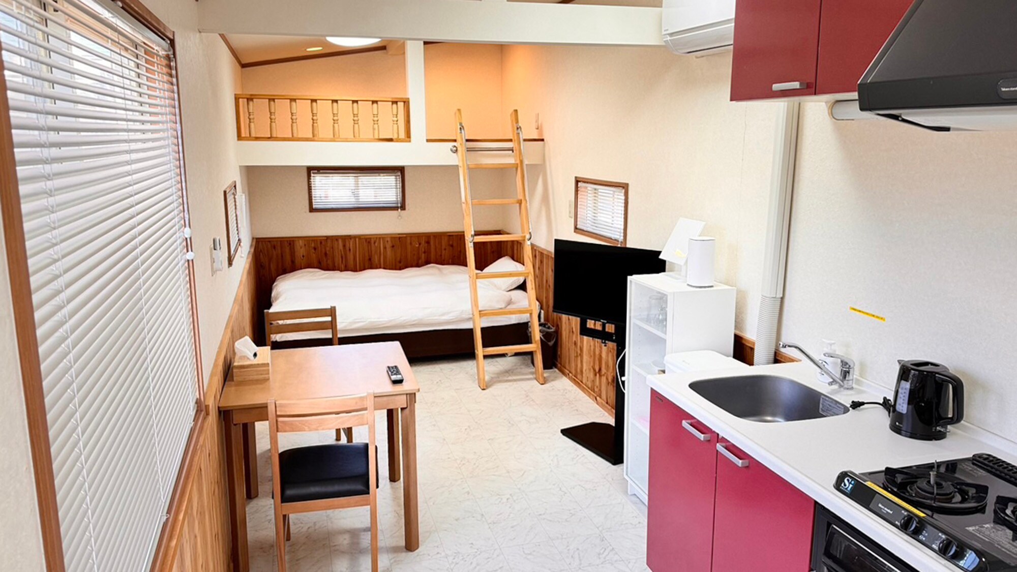 ・[ECONOMY Cabin] ประเภทห้องเดียว สำหรับผู้เข้าพัก 2 ท่าน จะมีฟูกนอน 1 ตัวไว้ในห้องใต้หลังคา