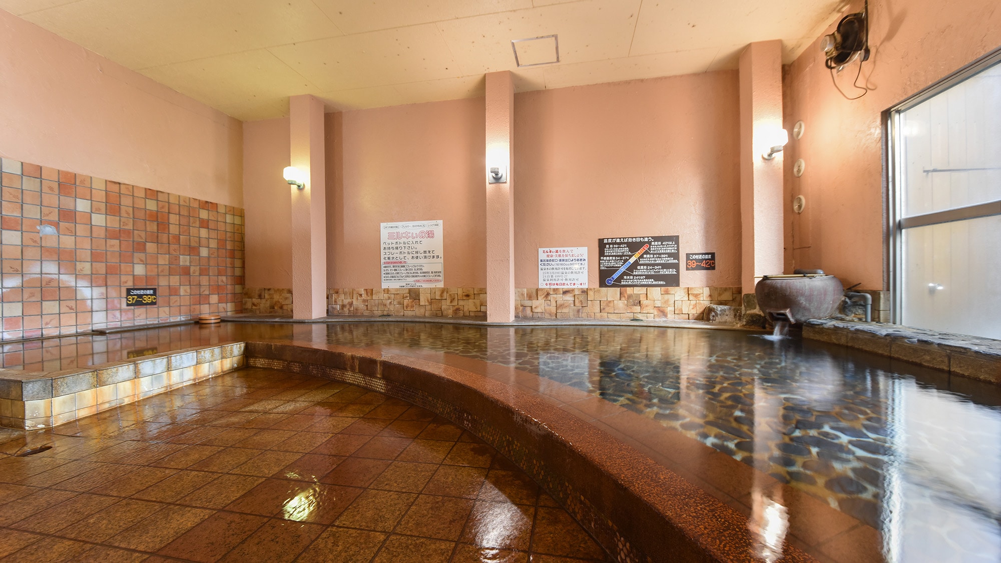 * [Large public bath] Boasting smooth and moisturizing water (Opening hours: 6am - 11pm)