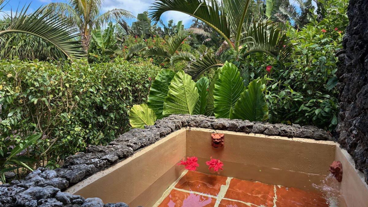 * [อ่างจากุซซี่ระเบียง] ประสบการณ์อ่างจากุซซี่ที่ผ่อนคลาย ท่ามกลางความเขียวขจีของเขตร้อน