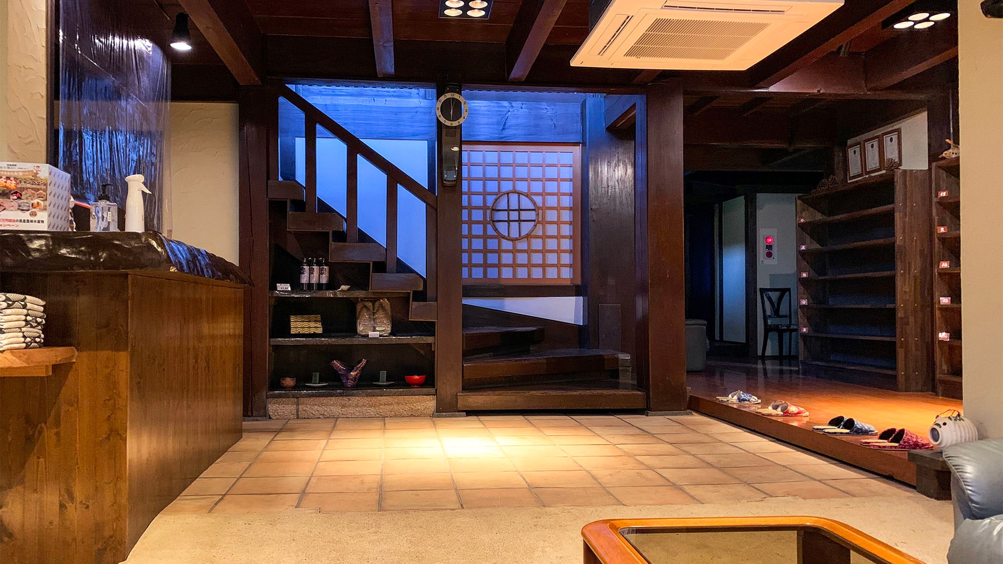 ・ We will welcome you to the front desk where you can feel the taste of Japanese.
