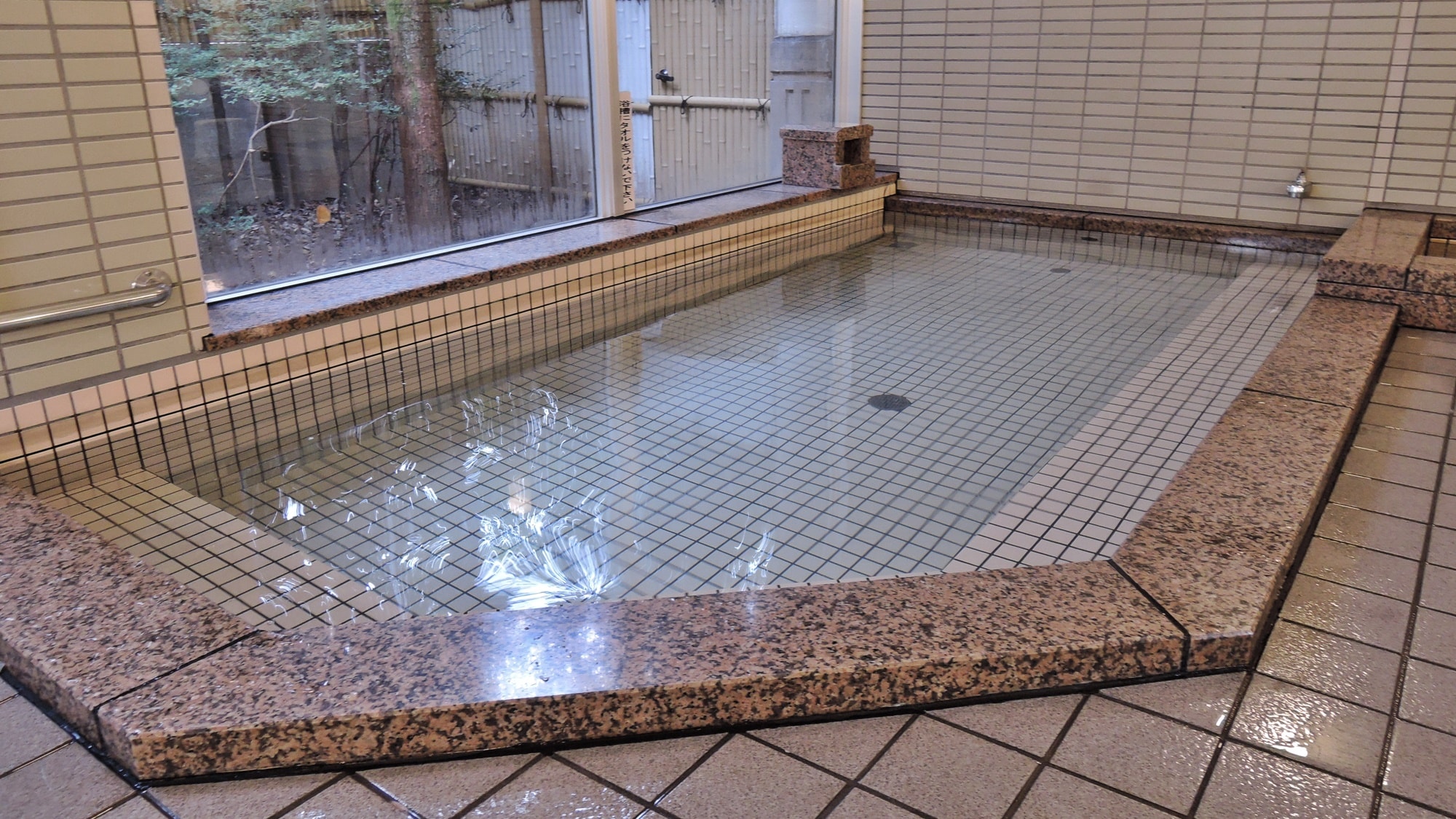 *[Bath] This is a large public bath. Relax in the bath and warm yourself to the core.