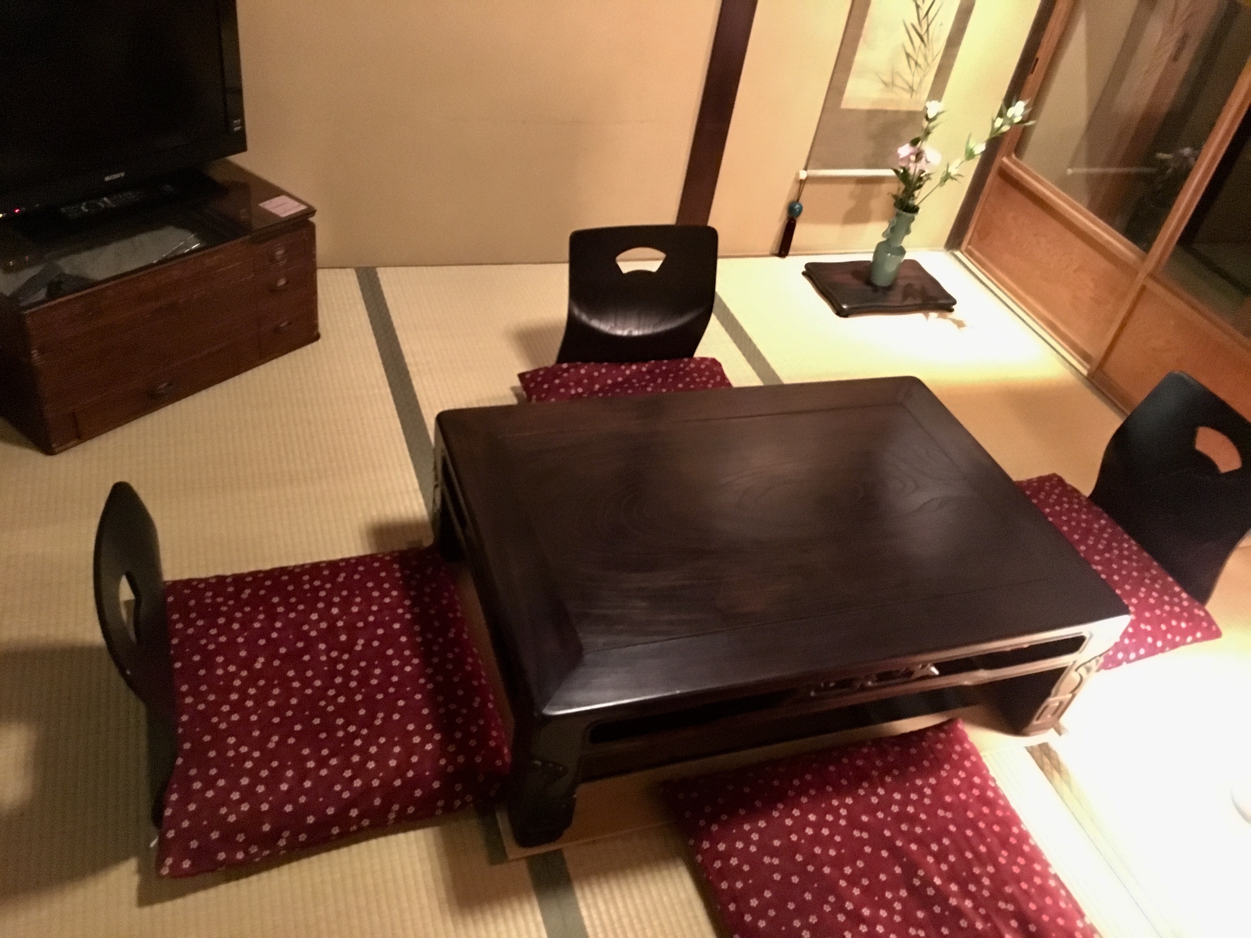 It's like a scene from a Yasujiro Ozu movie! A room at the back of the first floor with a sunken kotatsu table is bursting with lively conversation!