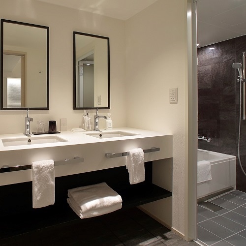 Corner Suite/Junior Corner Suite Bathroom