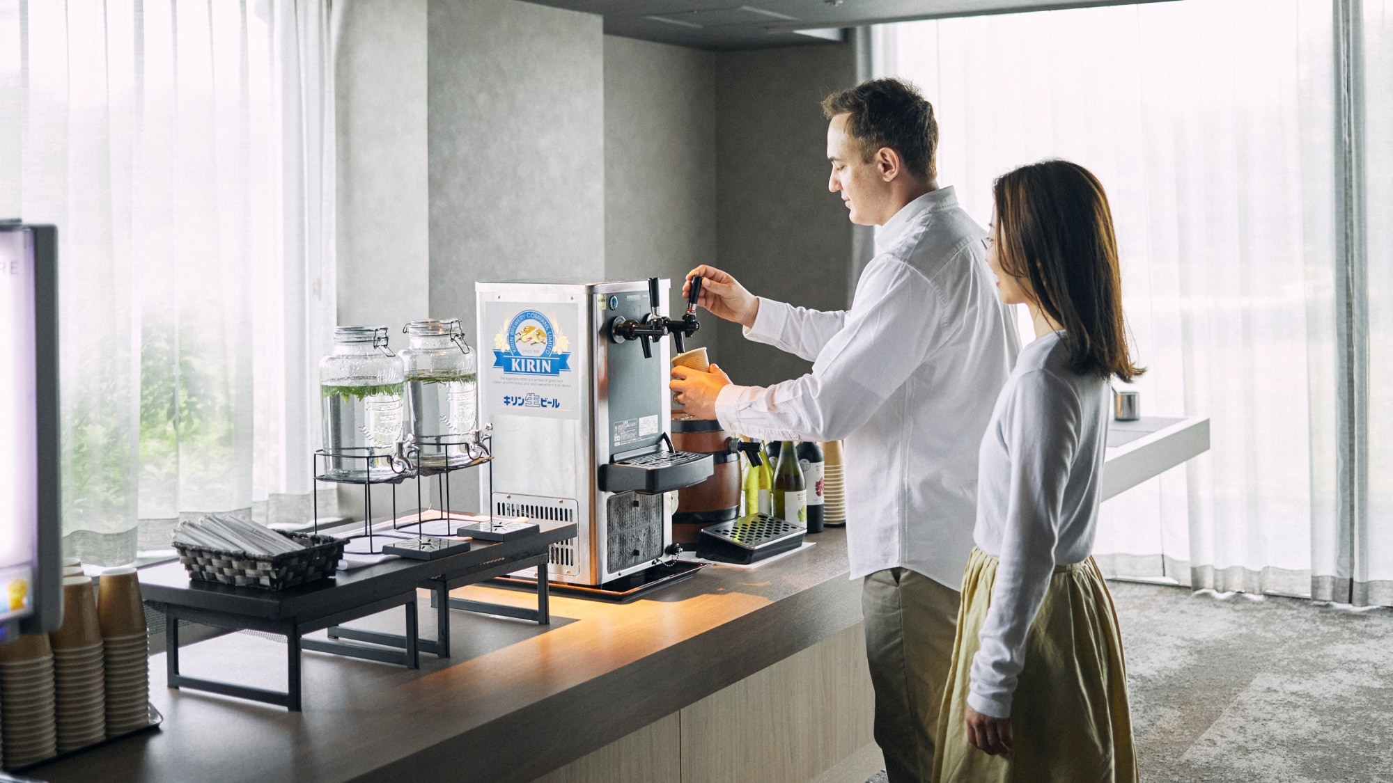 [Lounge] Kami menyediakan minuman beralkohol dan minuman ringan gratis serta makanan ringan. *Isi bervariasi tergantung pada waktunya.