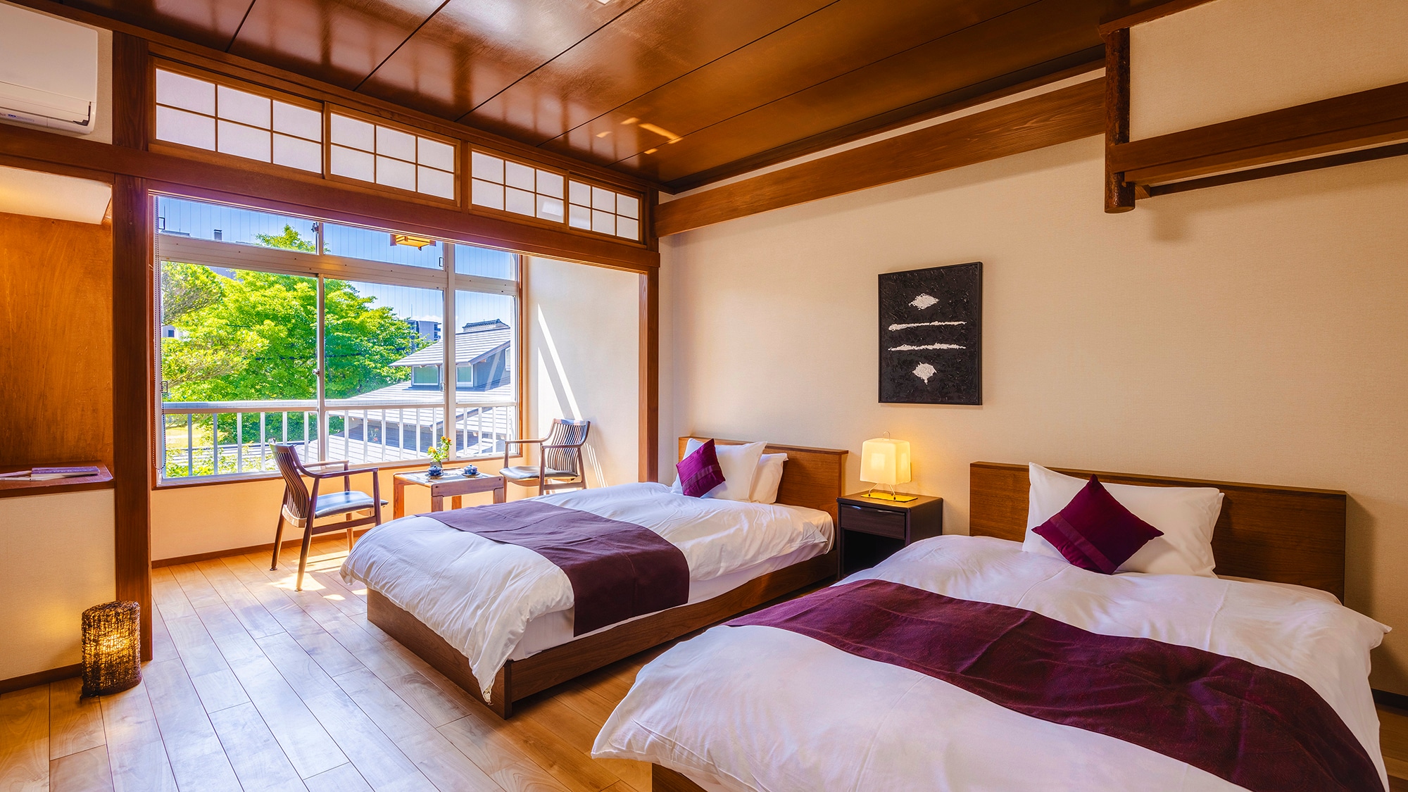 [Superior Twin] A twin bed room that combines a Japanese atmosphere with Western comfort, offering a quiet and relaxing experience.