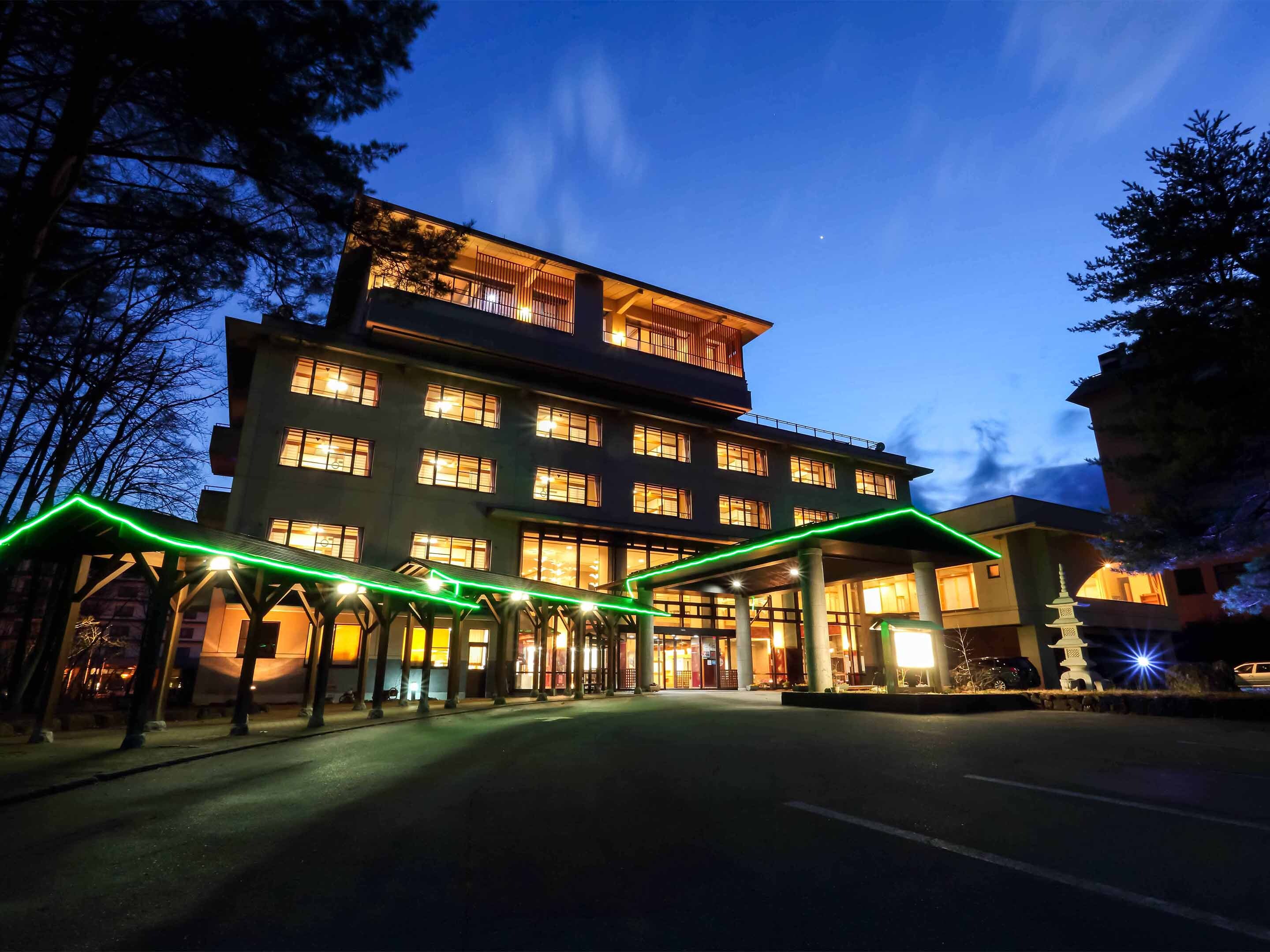 ・ [Exterior] (Night) A quaint hotel located in Omachi Onsenkyo, Shinshu.