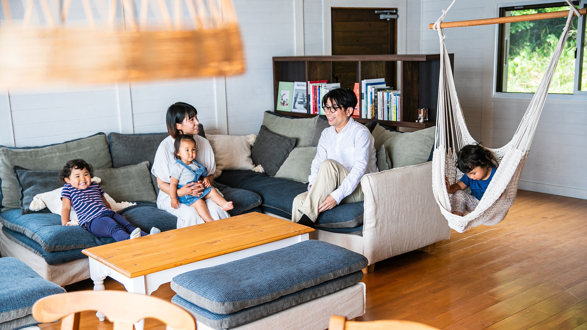 ・[ห้องนั่งเล่น] เรายังมีเปลญวนที่เด็กๆ จะต้องชอบอีกด้วย ทำไมไม่สร้างความทรงจำสนุกๆ ในการเดินทางกับครอบครัวที่โรงแรมของเรา?