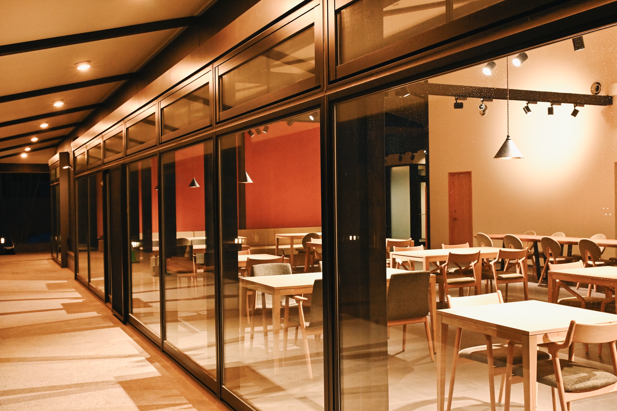 Hình ảnh bên ngoài nhà hàng vào ban đêm