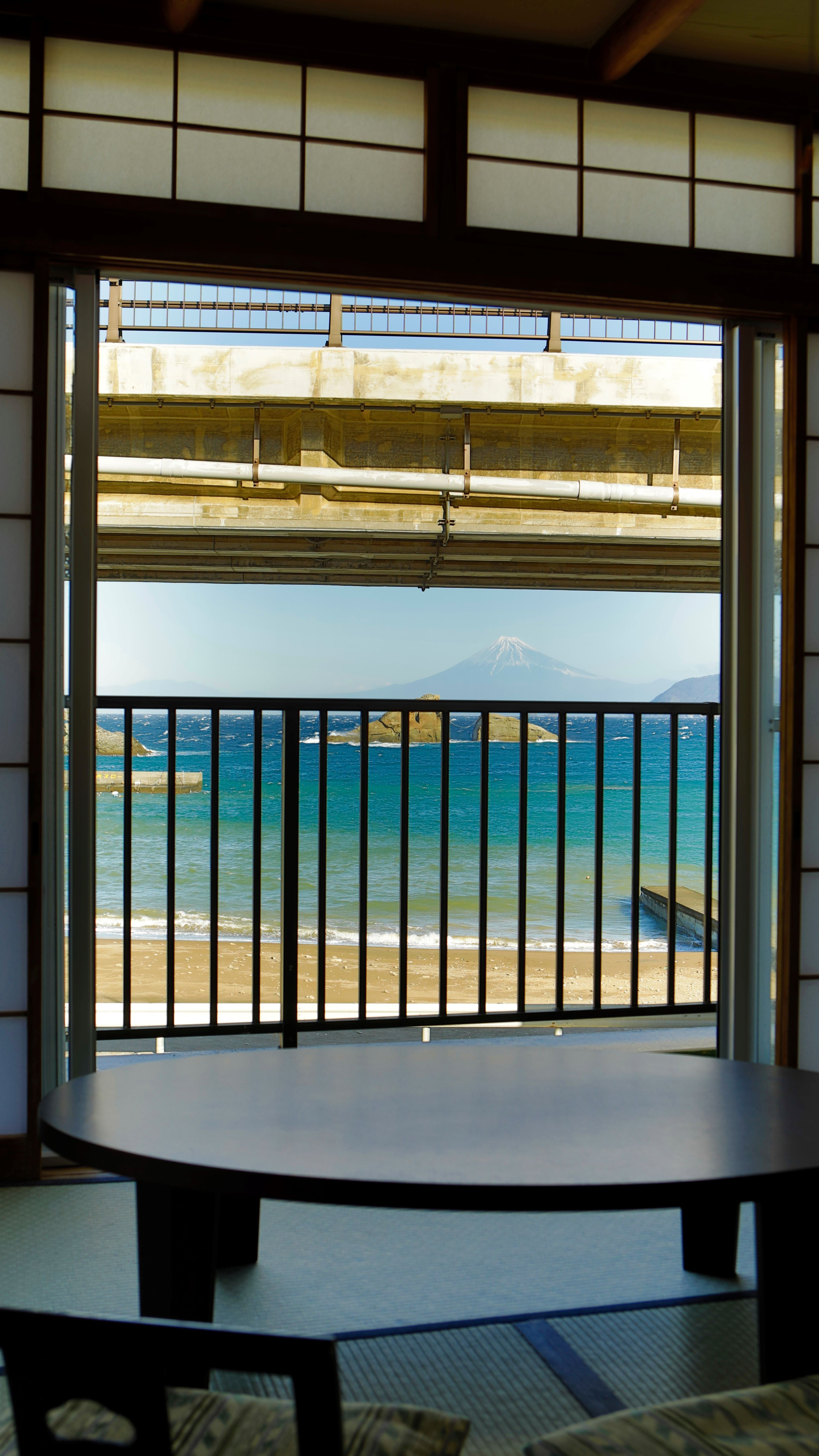 An example of an 8 tatami Japanese-style room facing the ocean. You can see the ocean from your room, and if the weather is good, Mt. Fuji.