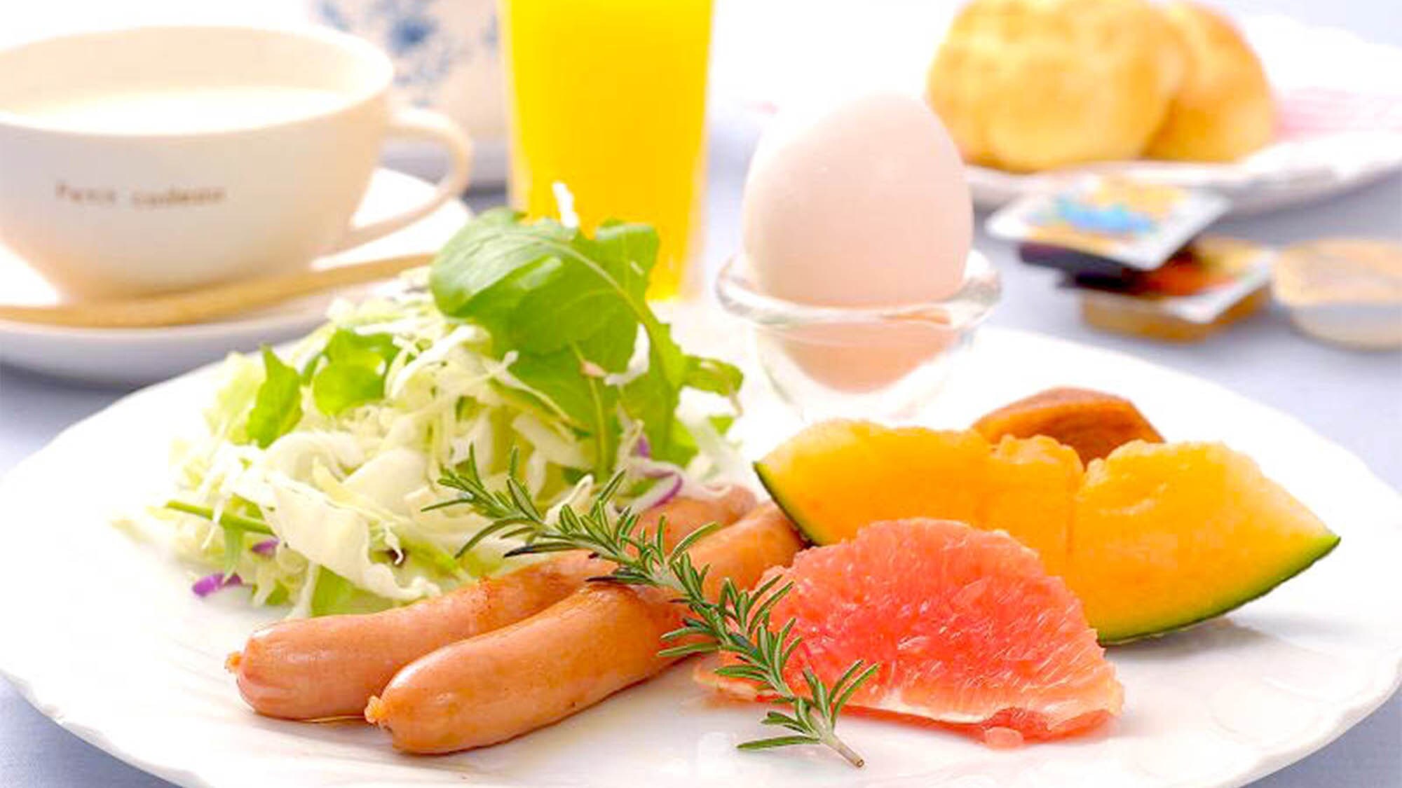 ・ [Breakfast example] Very satisfied from the morning with free Western food such as thick sliced bread ♪