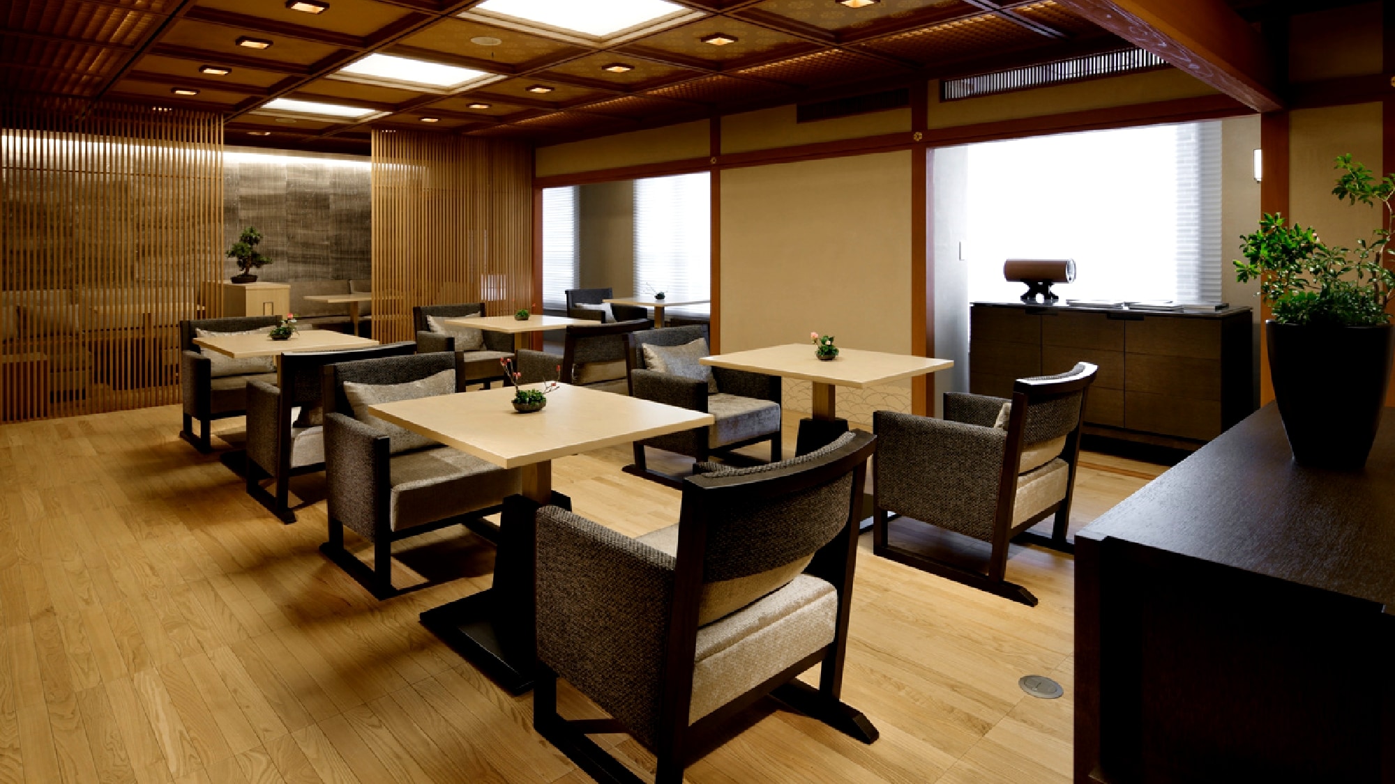 We have a menu tailored to the time of day, including drinks and sweets with a Japanese feel.