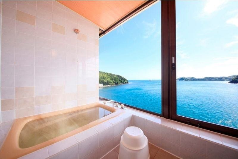 [Shiosaikan Bettei: Nagisaitei] Japanese-style room with ocean view bath